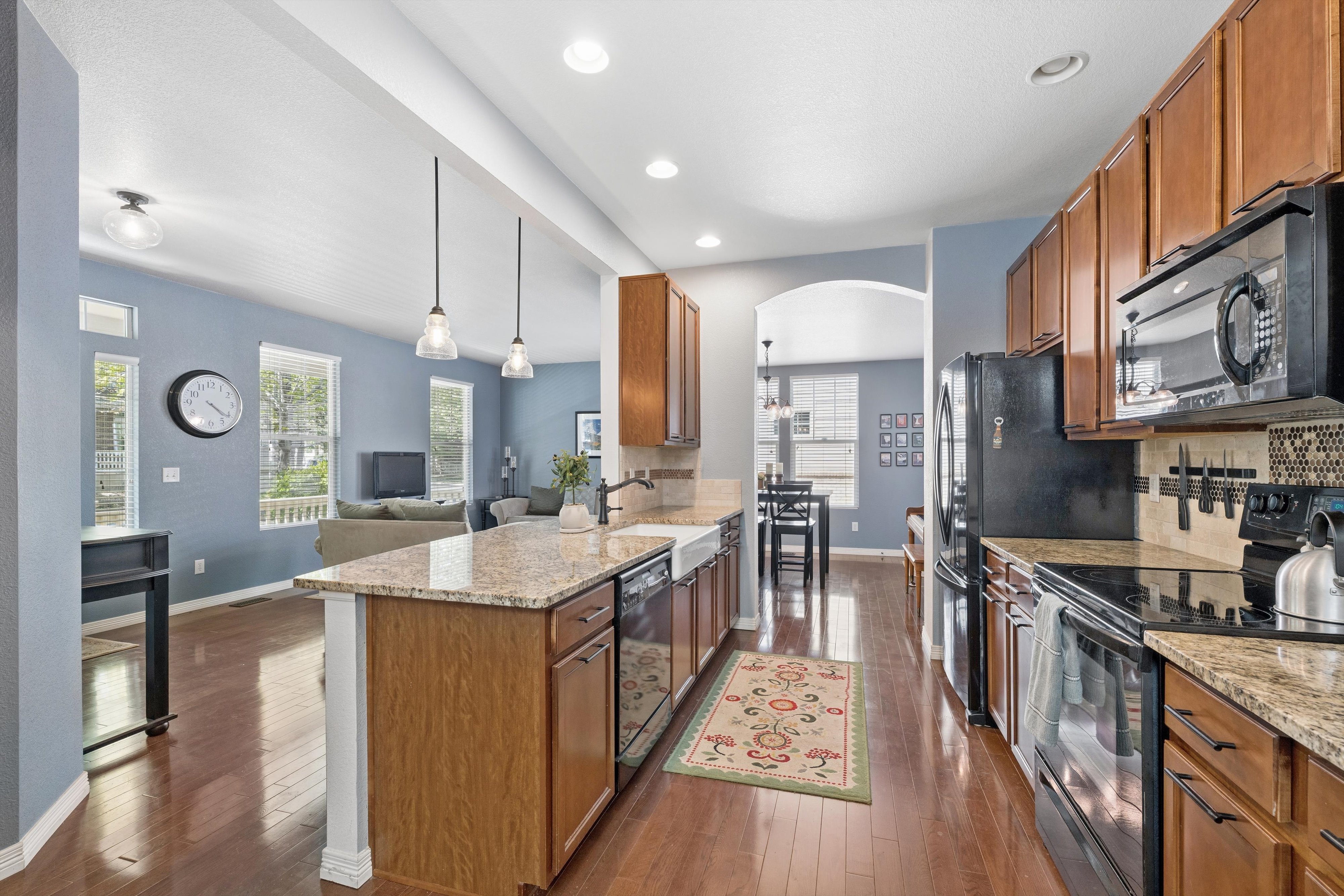  Beautiful 3-Bedroom, 3-Bath Home On A Charming Tree-Lined Street - 物件實景