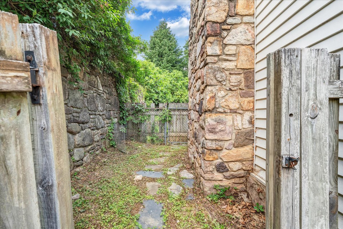 Roanoke, Virginia, 24015, United States, 5 Bedrooms Bedrooms, ,3 BathroomsBathrooms,Residential,For Sale,2043623