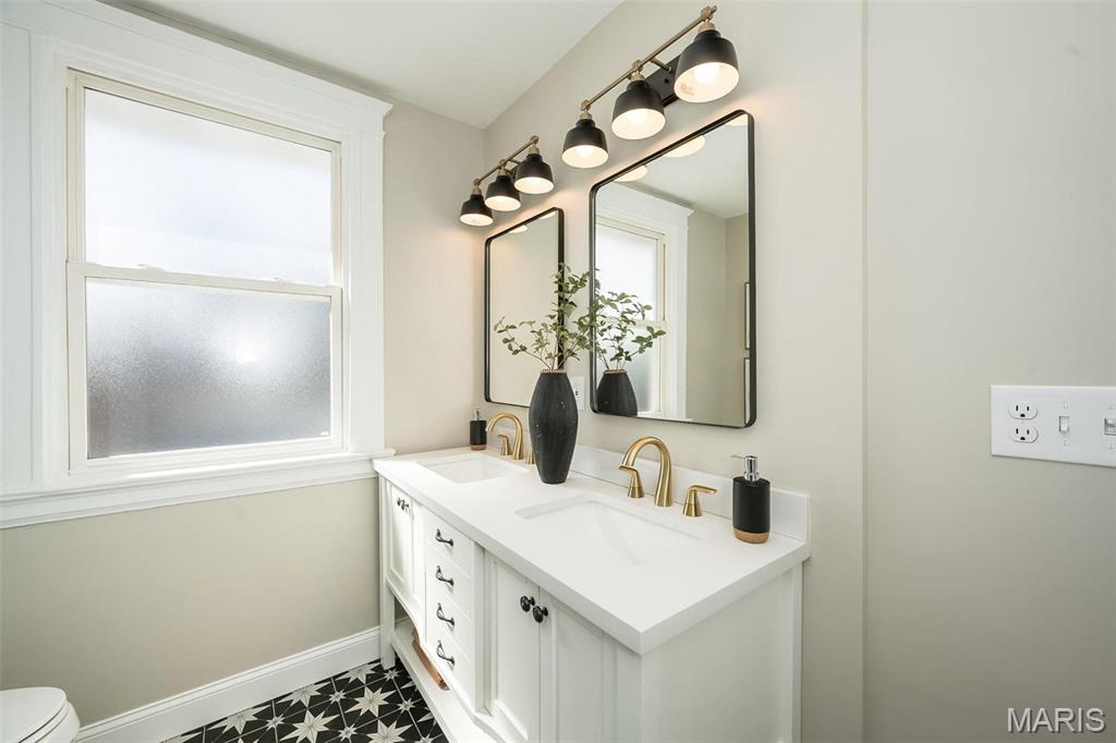 St Louis, Missouri, 63105, United States, 4 Bedrooms Bedrooms, ,4 BathroomsBathrooms,Residential,For Sale,1901233
