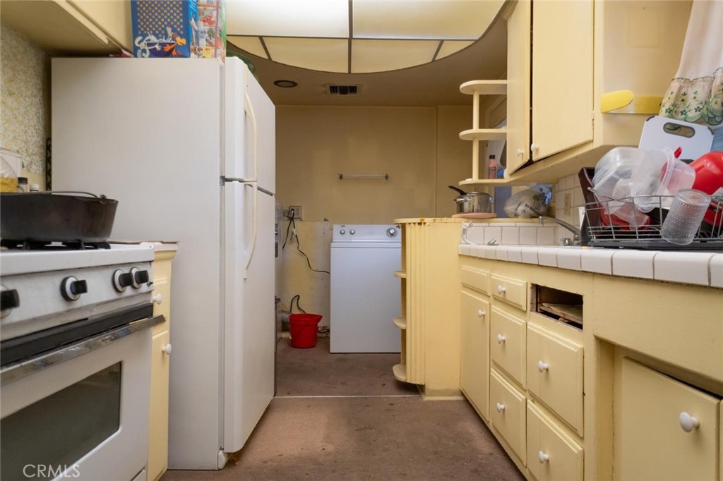 Los Angeles, California, 90018, United States, 2 Bedrooms Bedrooms, ,1 BathroomBathrooms,Residential,For Sale,1928435