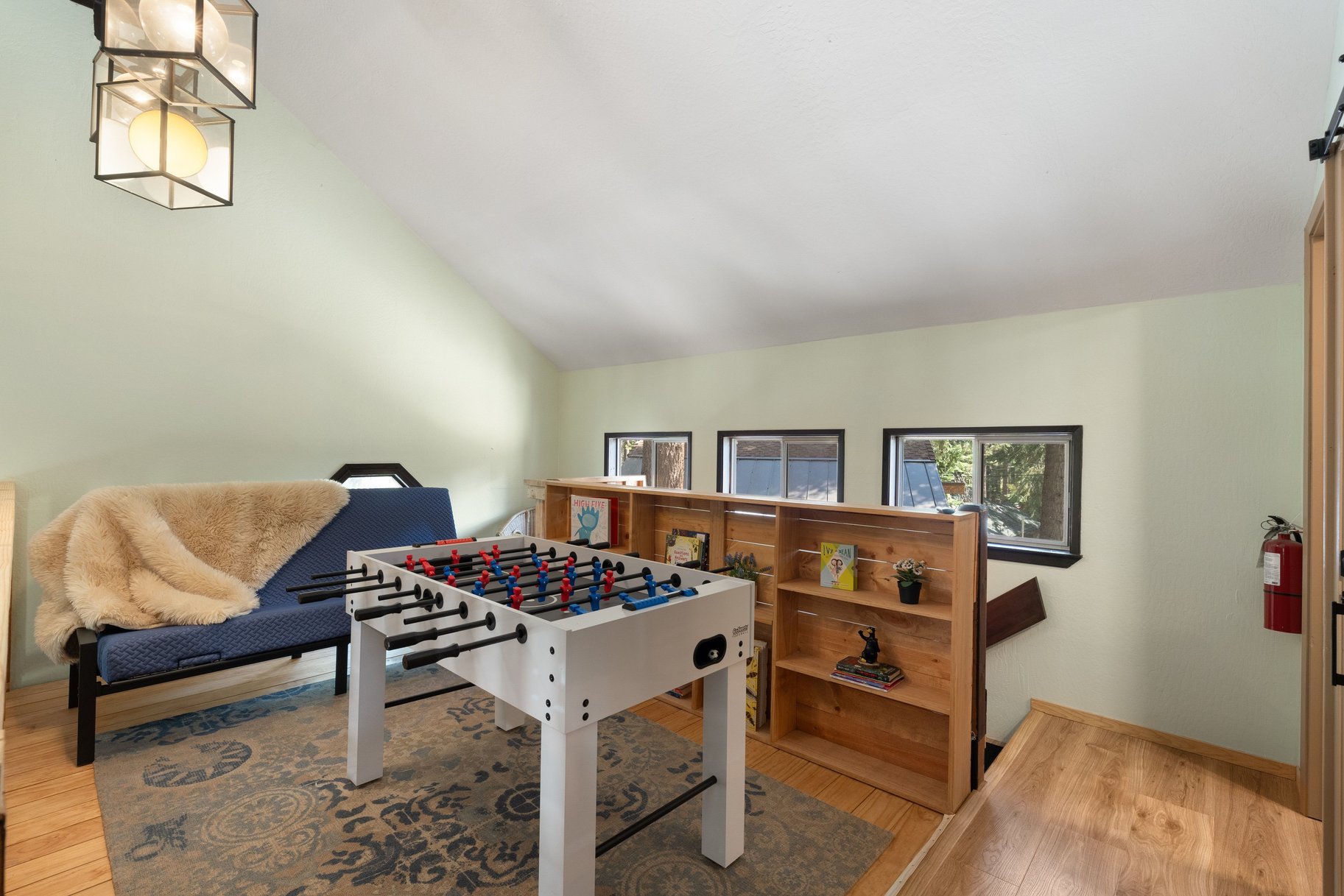  West Shore Gem - An Authentic Pineland Chalet with Detached Garage + Studio - 物件實景