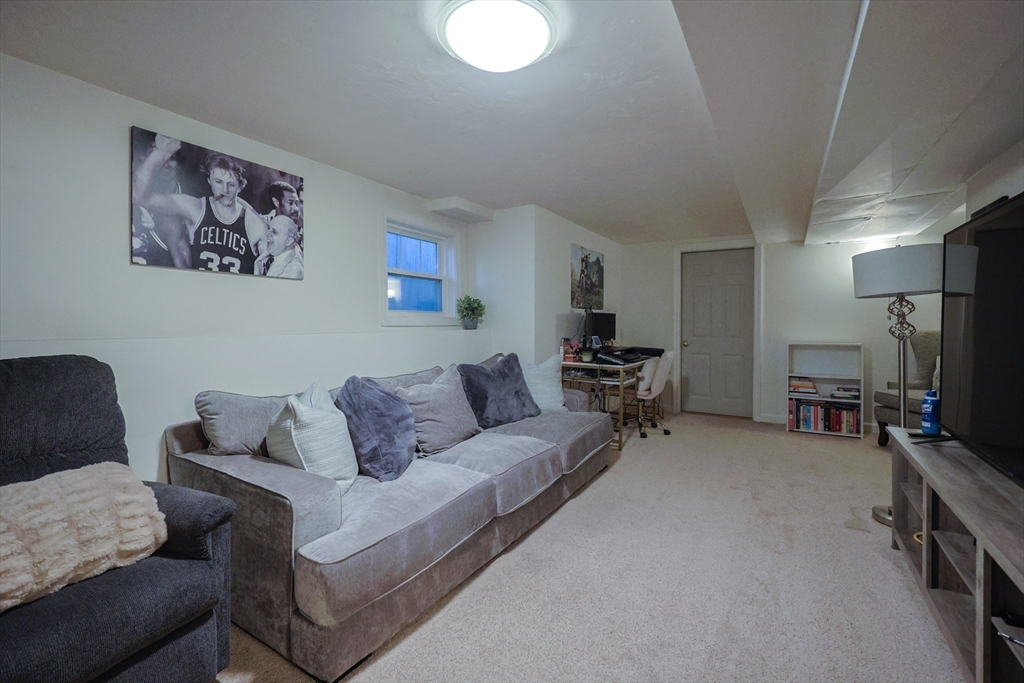 Framingham, Massachusetts, 01701, United States, 3 Bedrooms Bedrooms, ,2 BathroomsBathrooms,Residential,For Sale,1987997