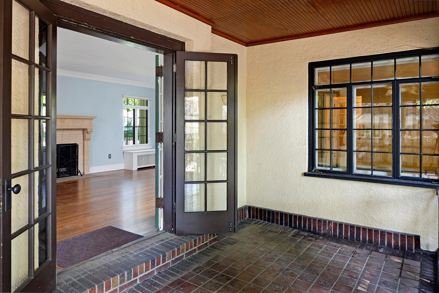 Minneapolis, Minnesota, 55403, United States, 3 Bedrooms Bedrooms, ,2 BathroomsBathrooms,Residential,For Sale,1714237