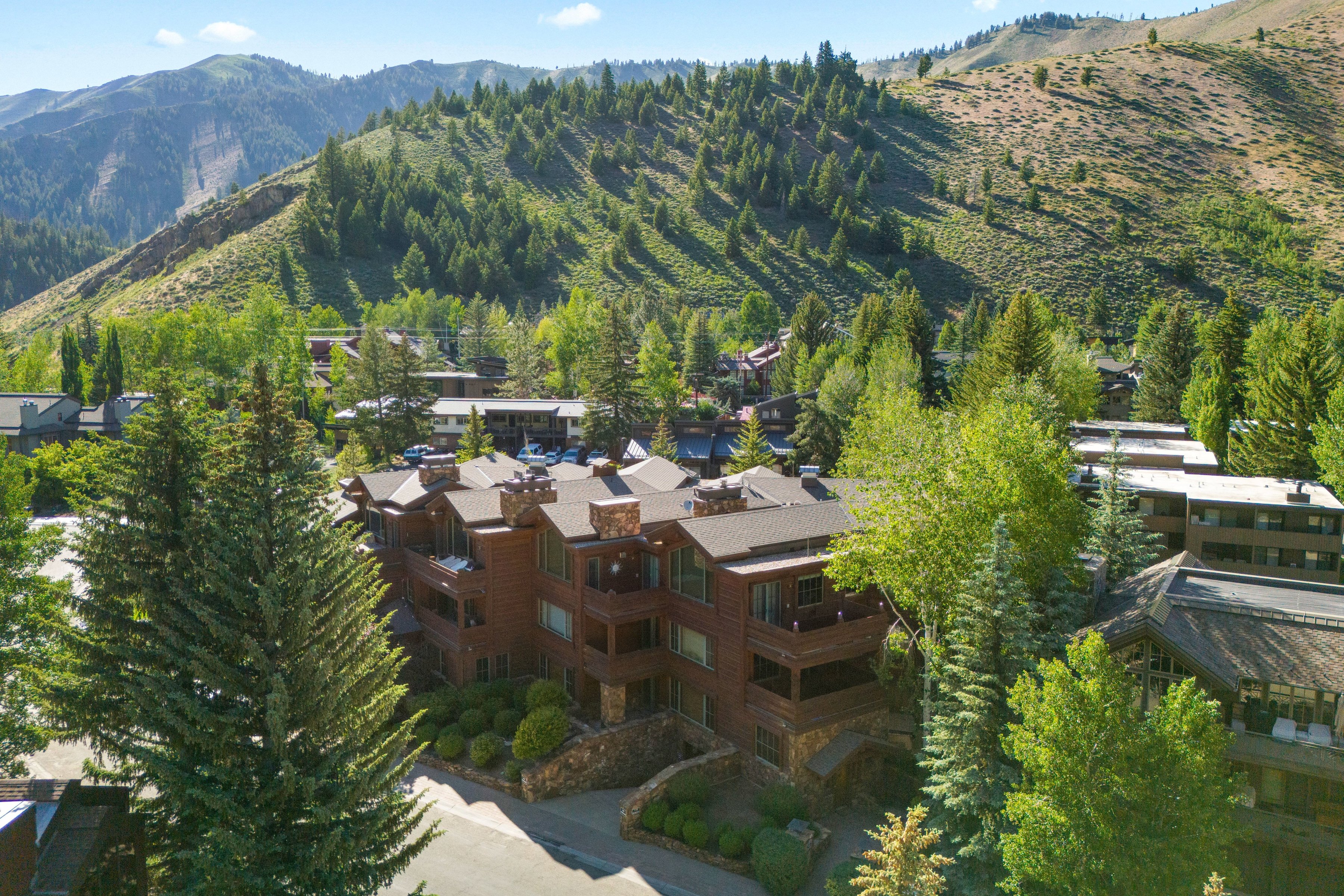  Nothing Compares to Life at the Base of Warm Springs - 物件實景