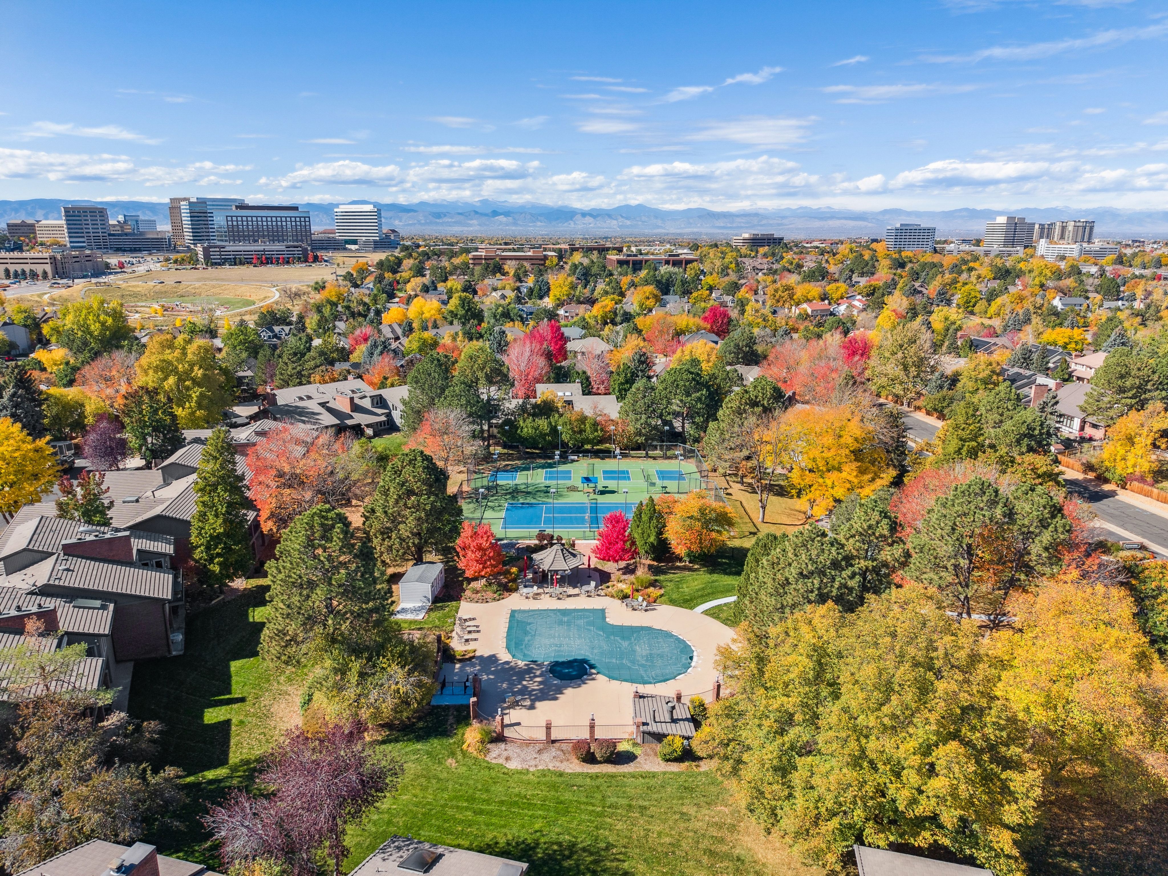  A Rare Offering: Five Bedrooms & Four Bathrooms Thoughtfully Designed Townhome - 物件實景