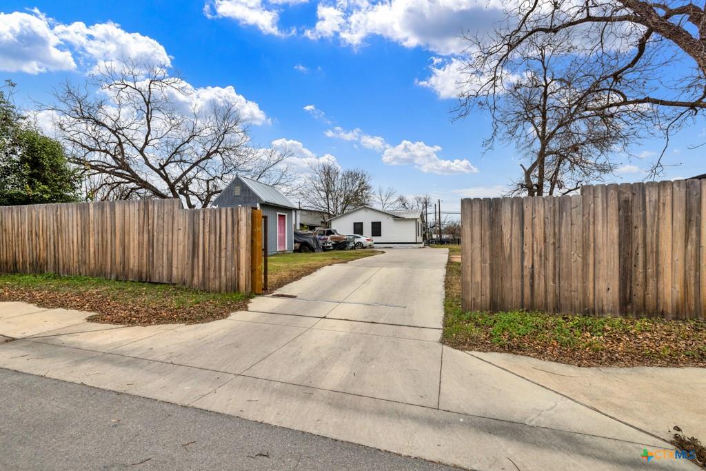 San Marcos, Texas, 78666, United States, 5 Bedrooms Bedrooms, ,1 BathroomBathrooms,Residential,For Sale,1944829