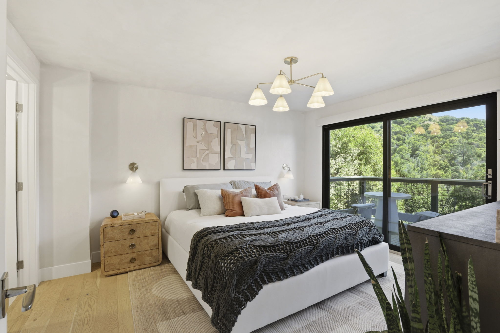  Thoughtfully Expanded and Extensively Renovated - 物件實景