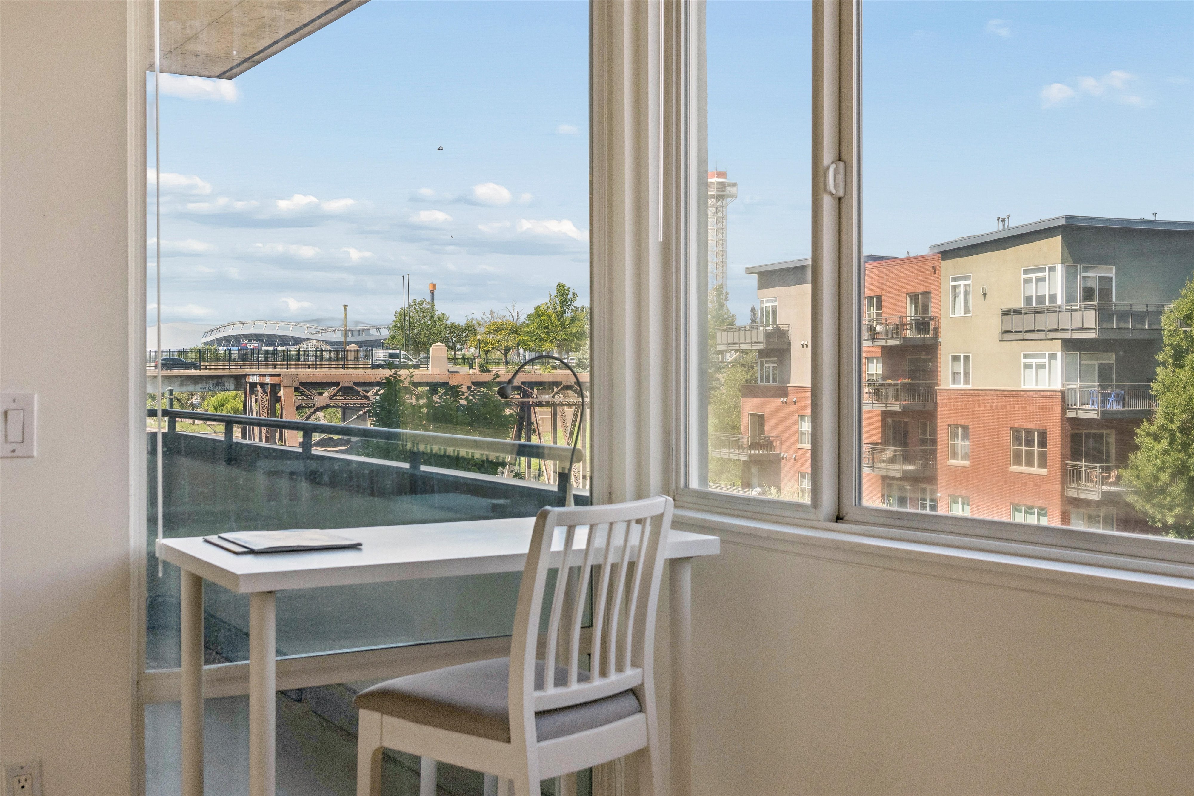  This beautifully updated residence welcomes you with stunning natural light - 物件實景