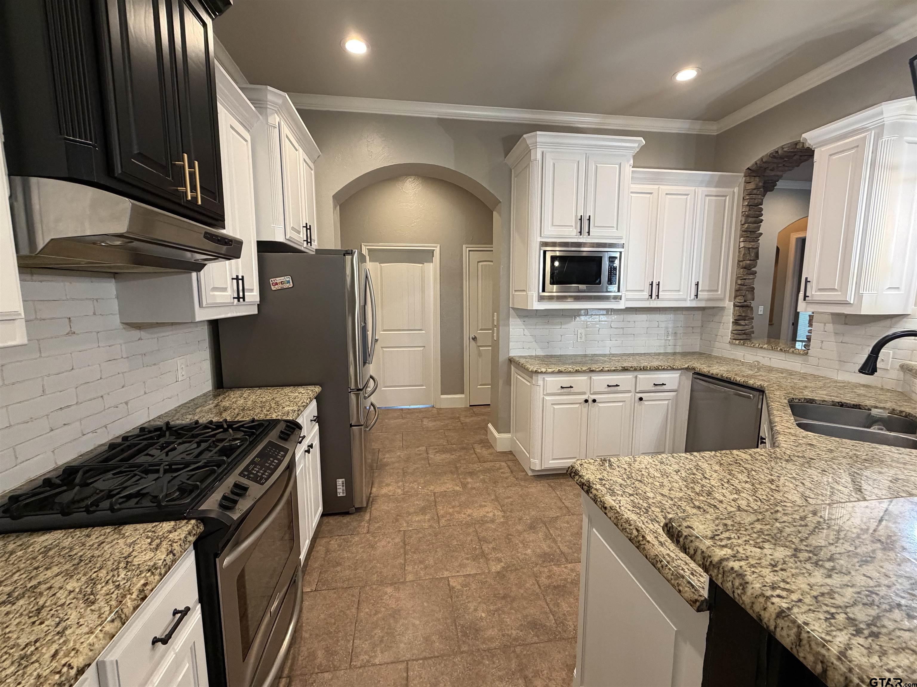 Tyler, Texas, 75704, United States, 4 Bedrooms Bedrooms, ,4 BathroomsBathrooms,Residential,For Sale,2003262