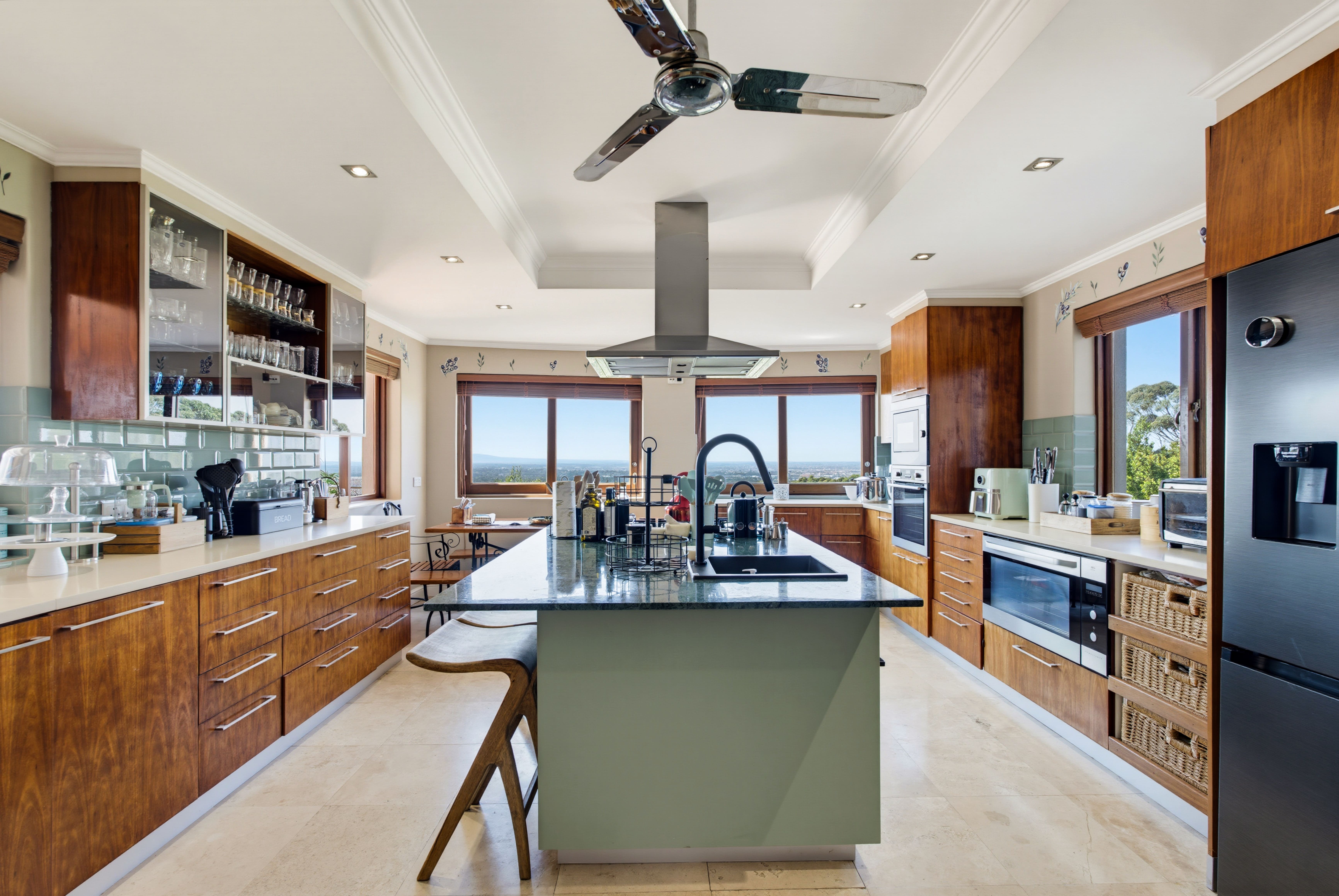  Elevated Family Living with Exceptional Mountain and Valley Views - 物件實景