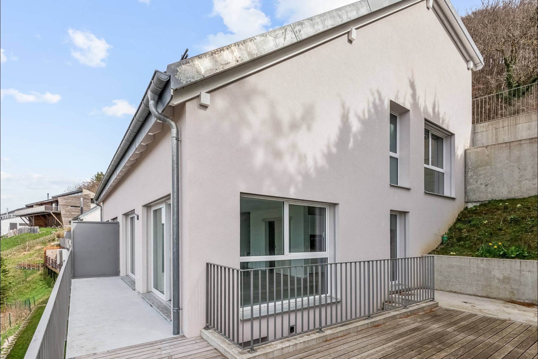  Between lake and vineyards: a modern villa with irresistible charm - 物件實景
