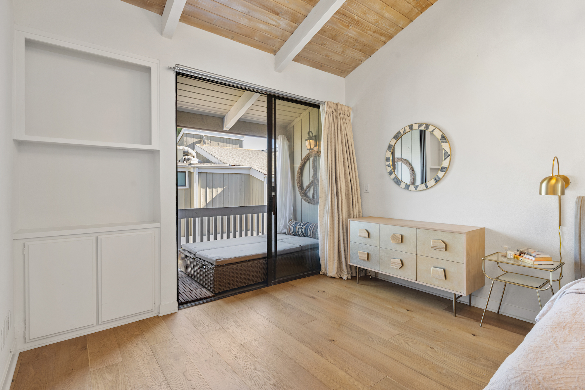 Los Angeles, California, 90025, United States, 2 Bedrooms Bedrooms, ,3 BathroomsBathrooms,Residential,For Sale,1860542