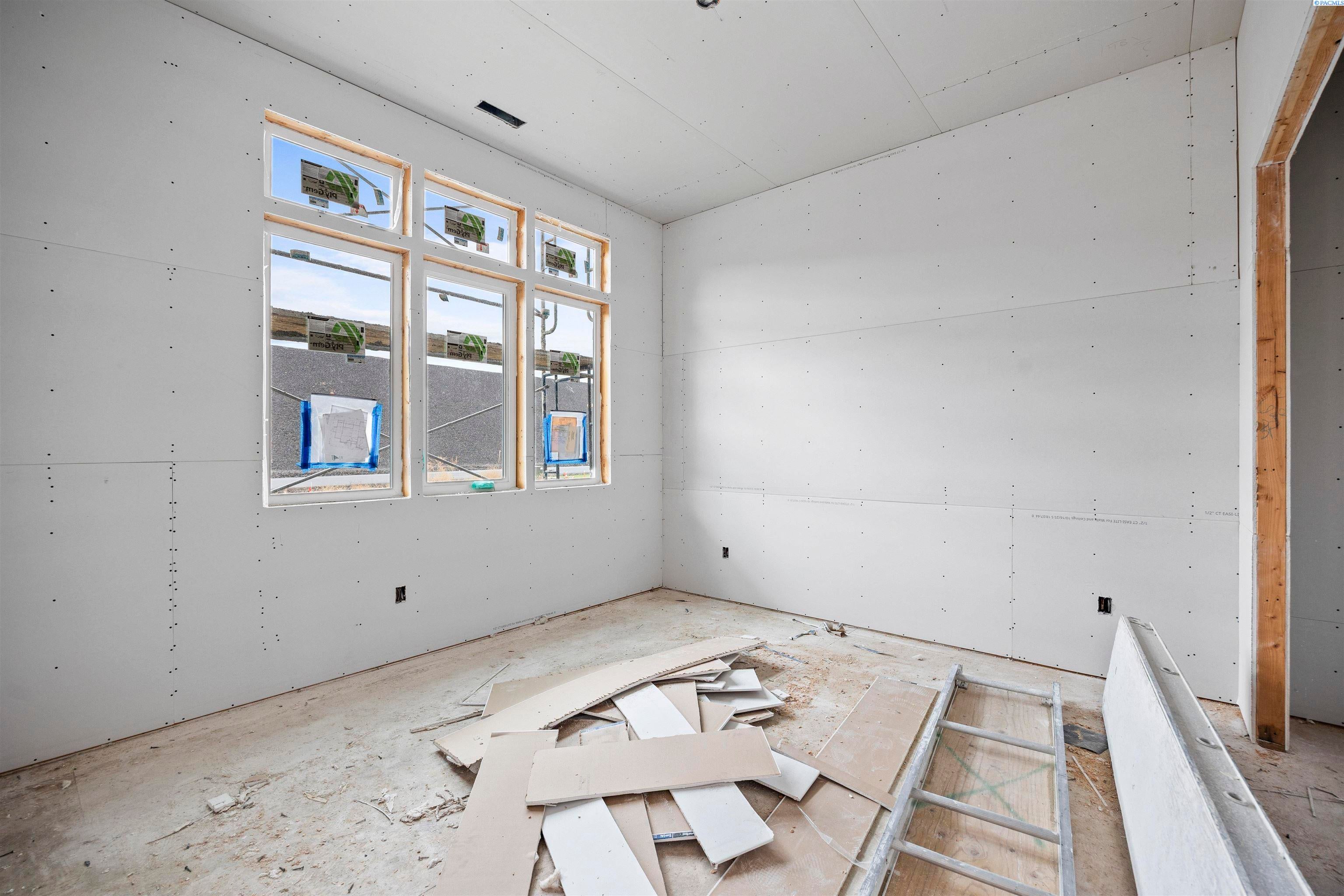 Pasco, Washington, 99301, United States, 4 Bedrooms Bedrooms, ,2 BathroomsBathrooms,Residential,For Sale,1978072