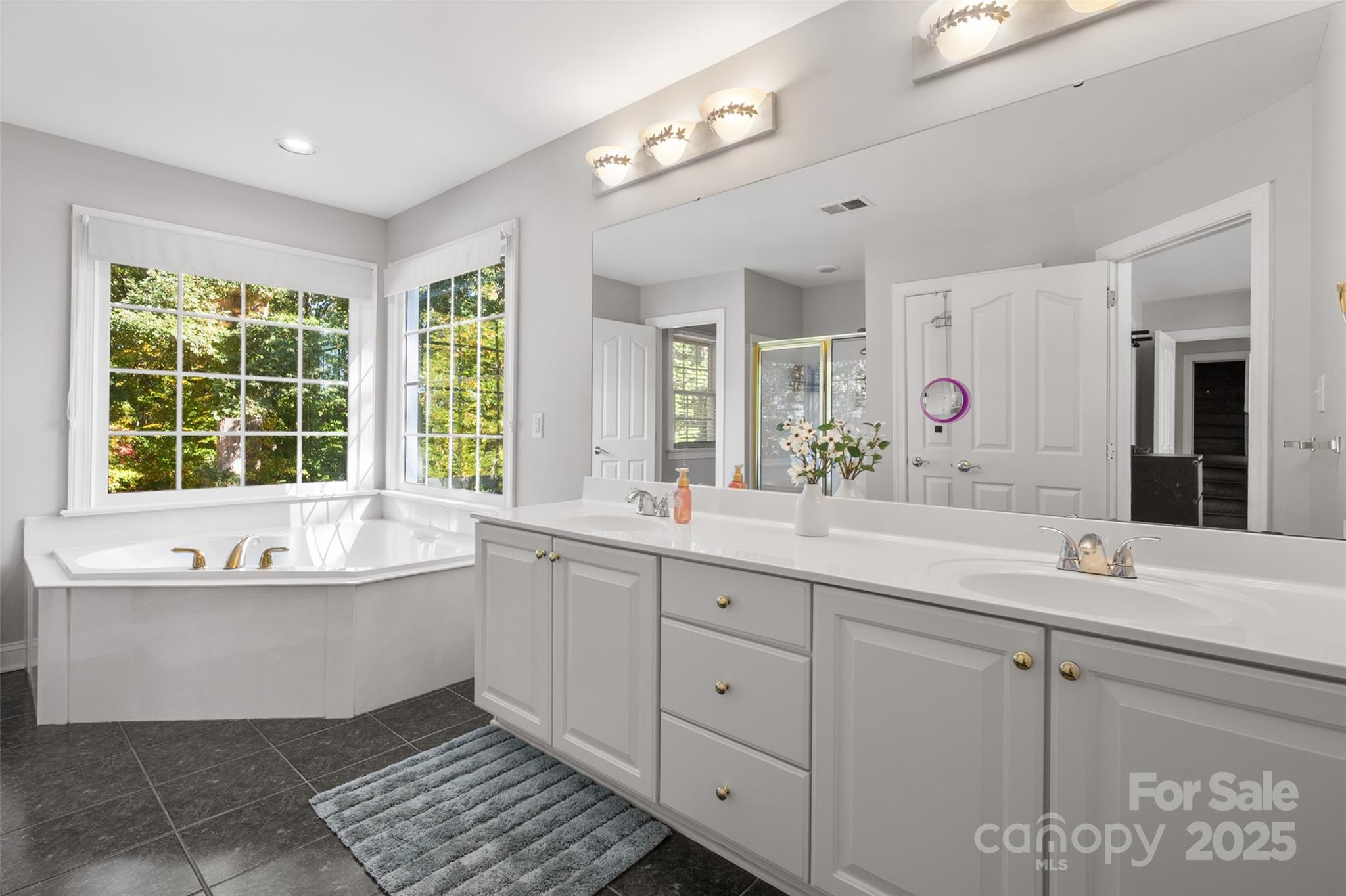 Matthews, North Carolina, 28104, United States, 4 Bedrooms Bedrooms, ,4 BathroomsBathrooms,Residential,For Sale,1989283