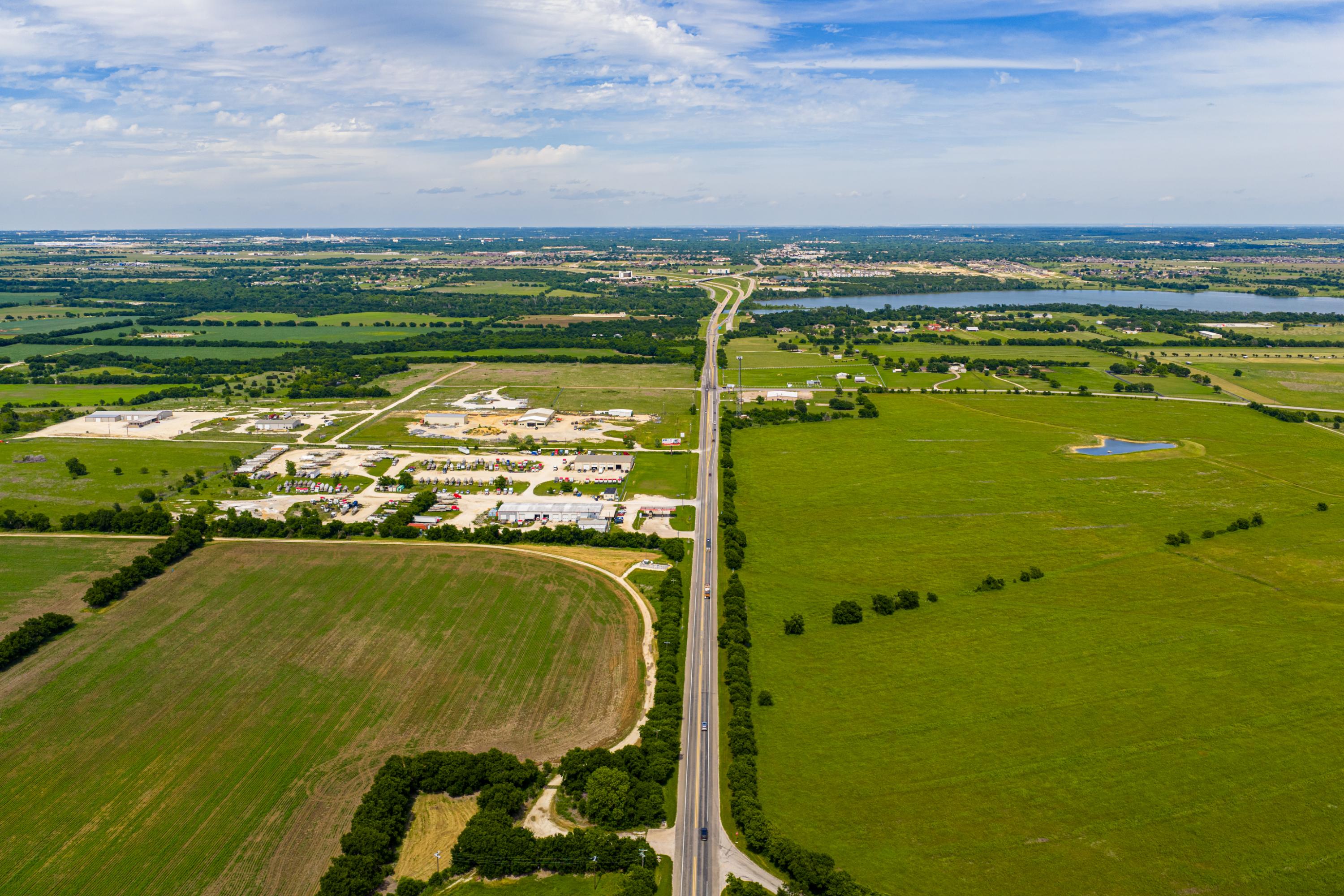  667 Acre Development Property With Two Miles Of Highway Frontage - 物件實景