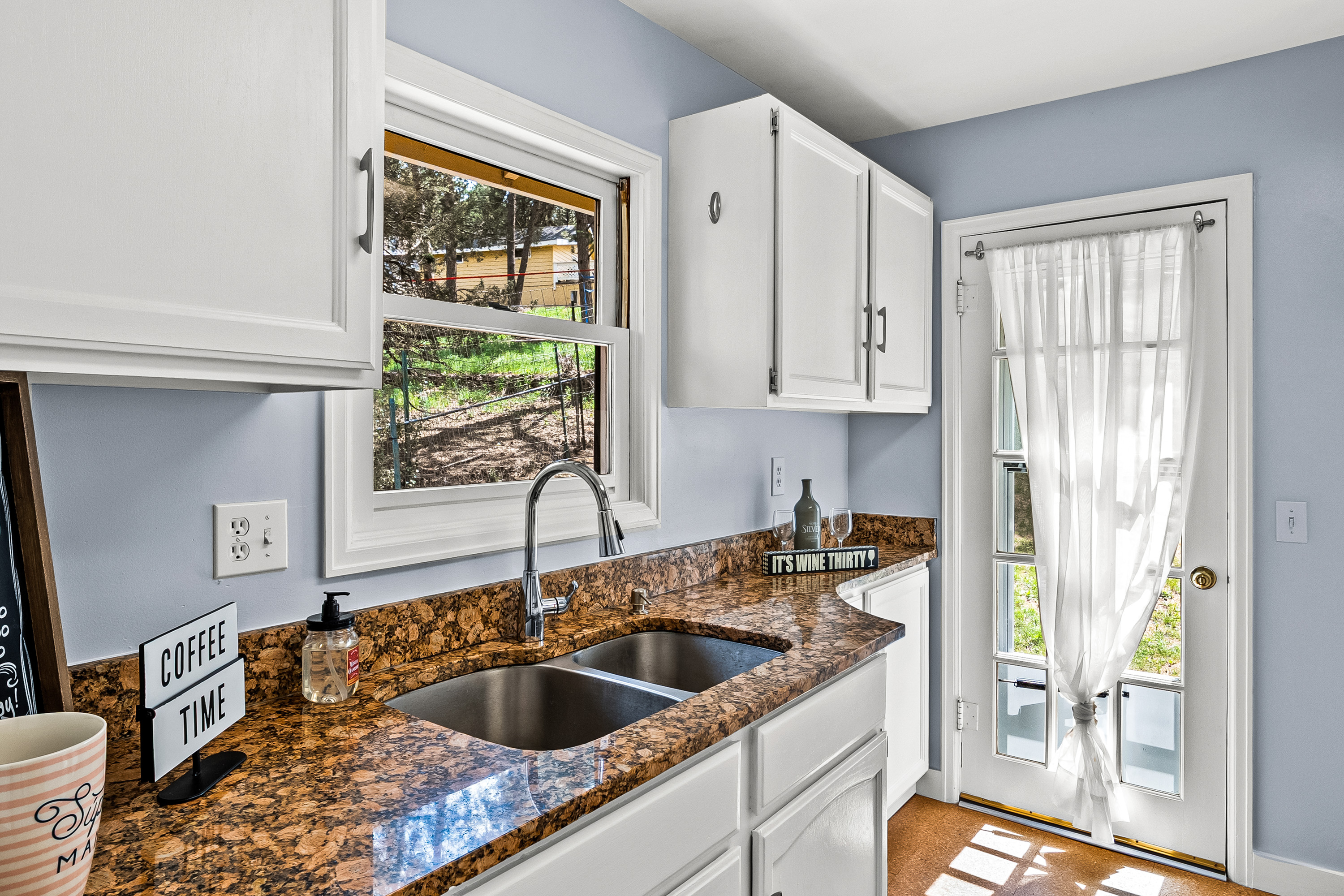  Rare Opportunity to Own 2 Homes Just Steps Away from Coveted Evergreen Lake - 物件實景