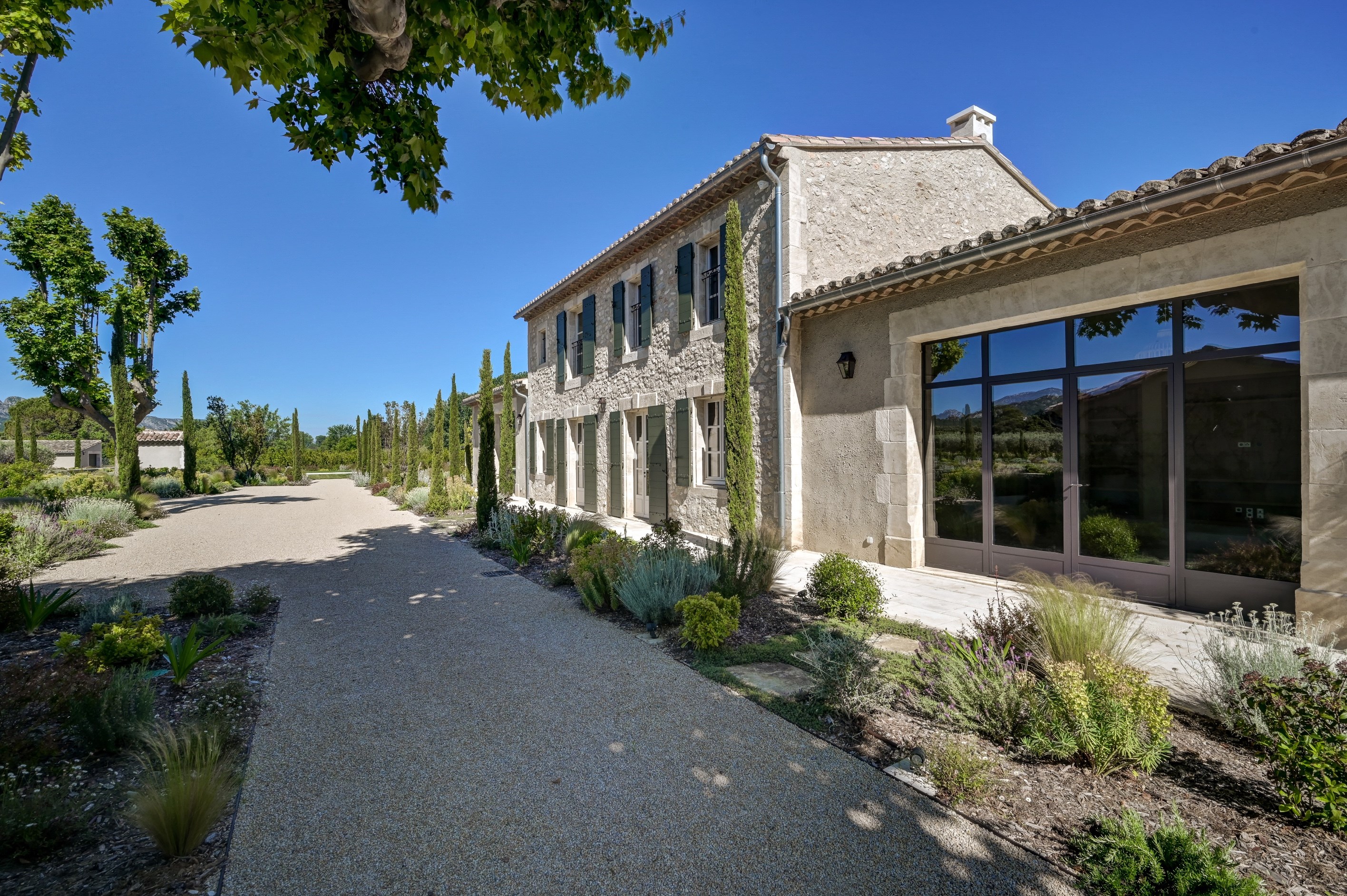  Renovated stone farmhouse with stunning views of the Alpilles, tennis court and… - 物件實景