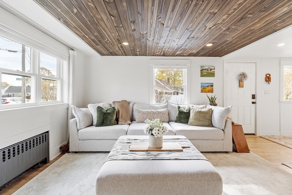 Peabody, Massachusetts, 01960, United States, 4 Bedrooms Bedrooms, ,1 BathroomBathrooms,Residential,For Sale,1990293