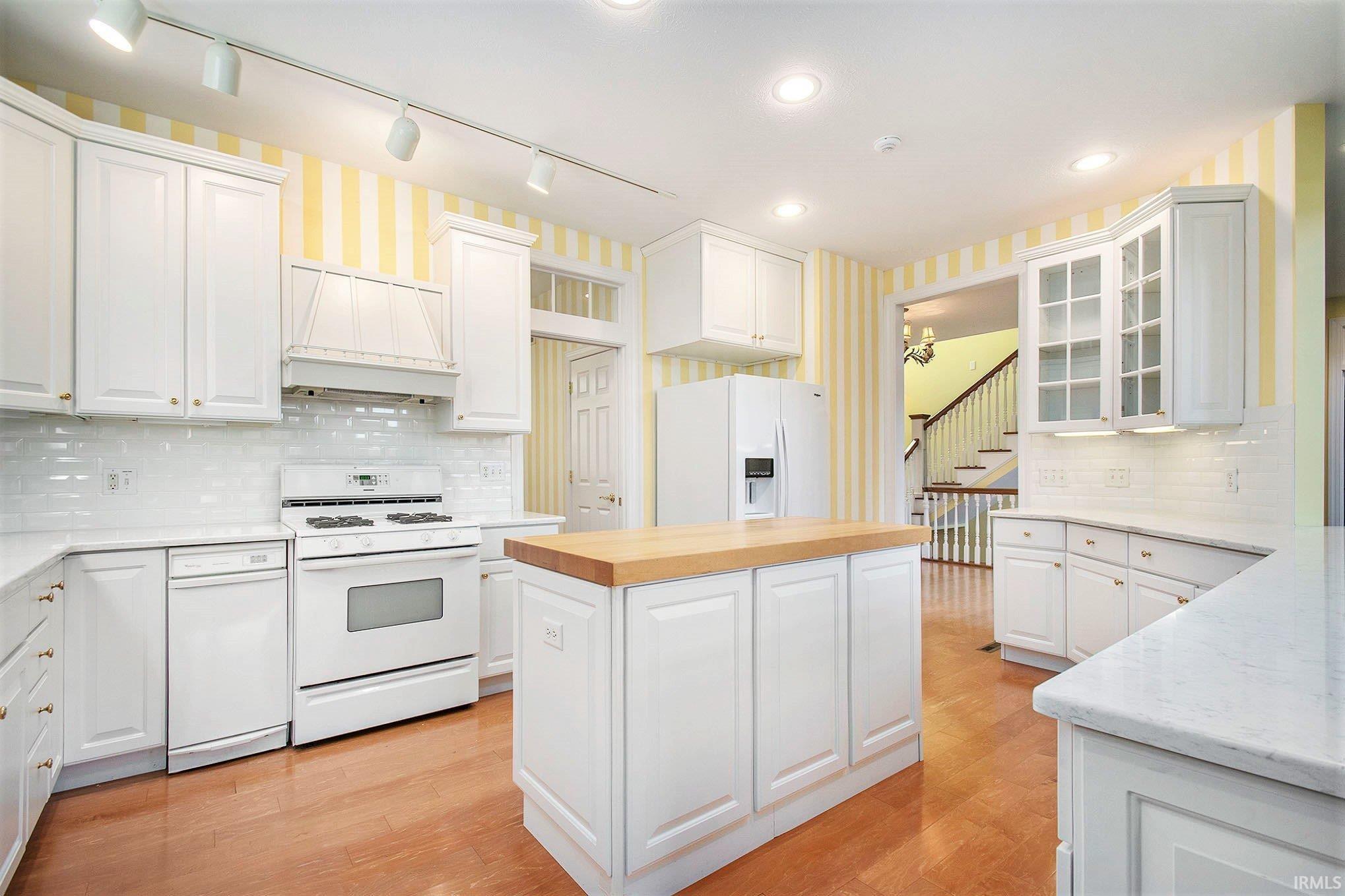 Middlebury, Indiana, 46540, United States, 4 Bedrooms Bedrooms, ,5 BathroomsBathrooms,Residential,For Sale,1943878
