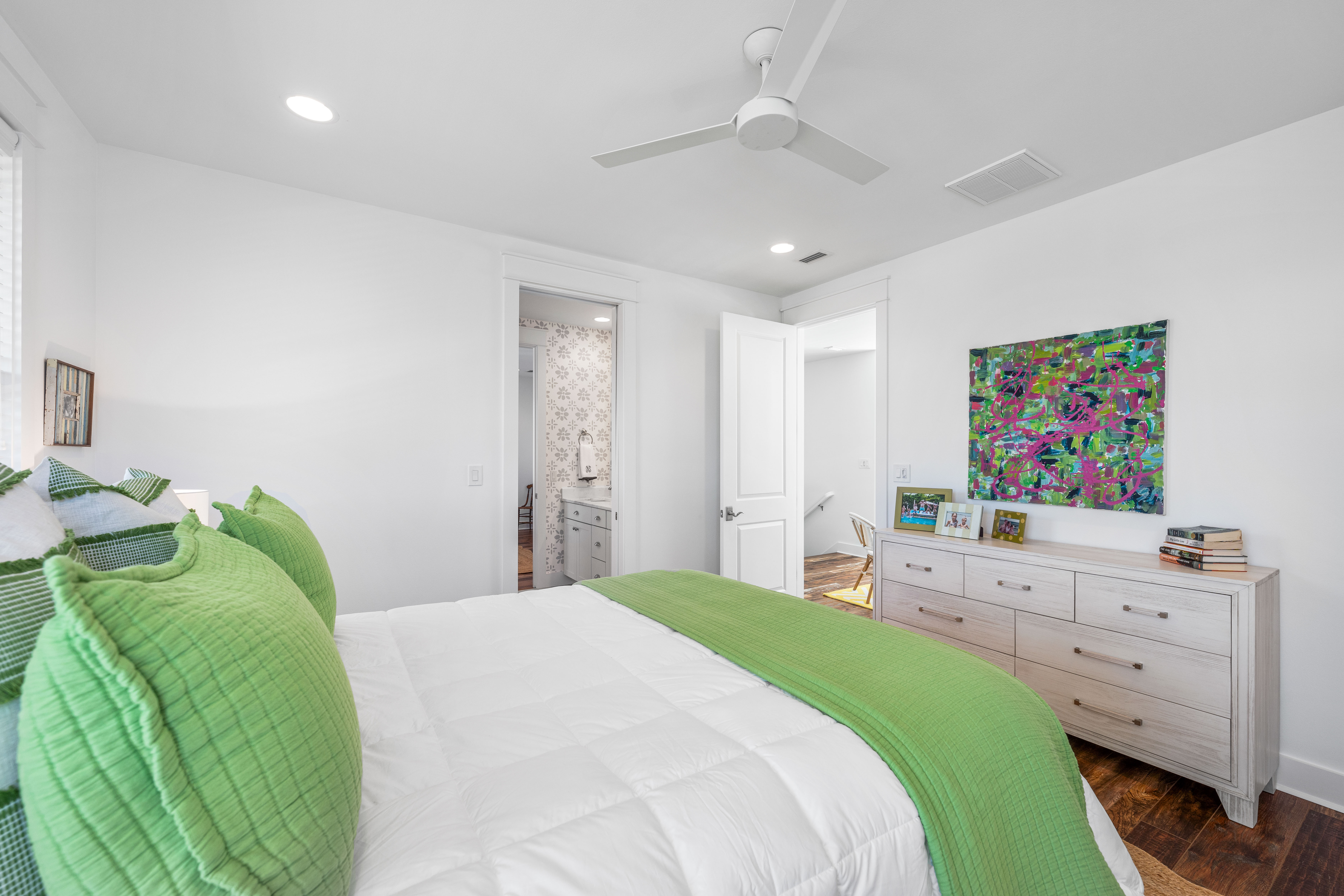  Oversized Corner Lot Home with Carriage House, Screened Porch & Fenced Yard - 物件實景