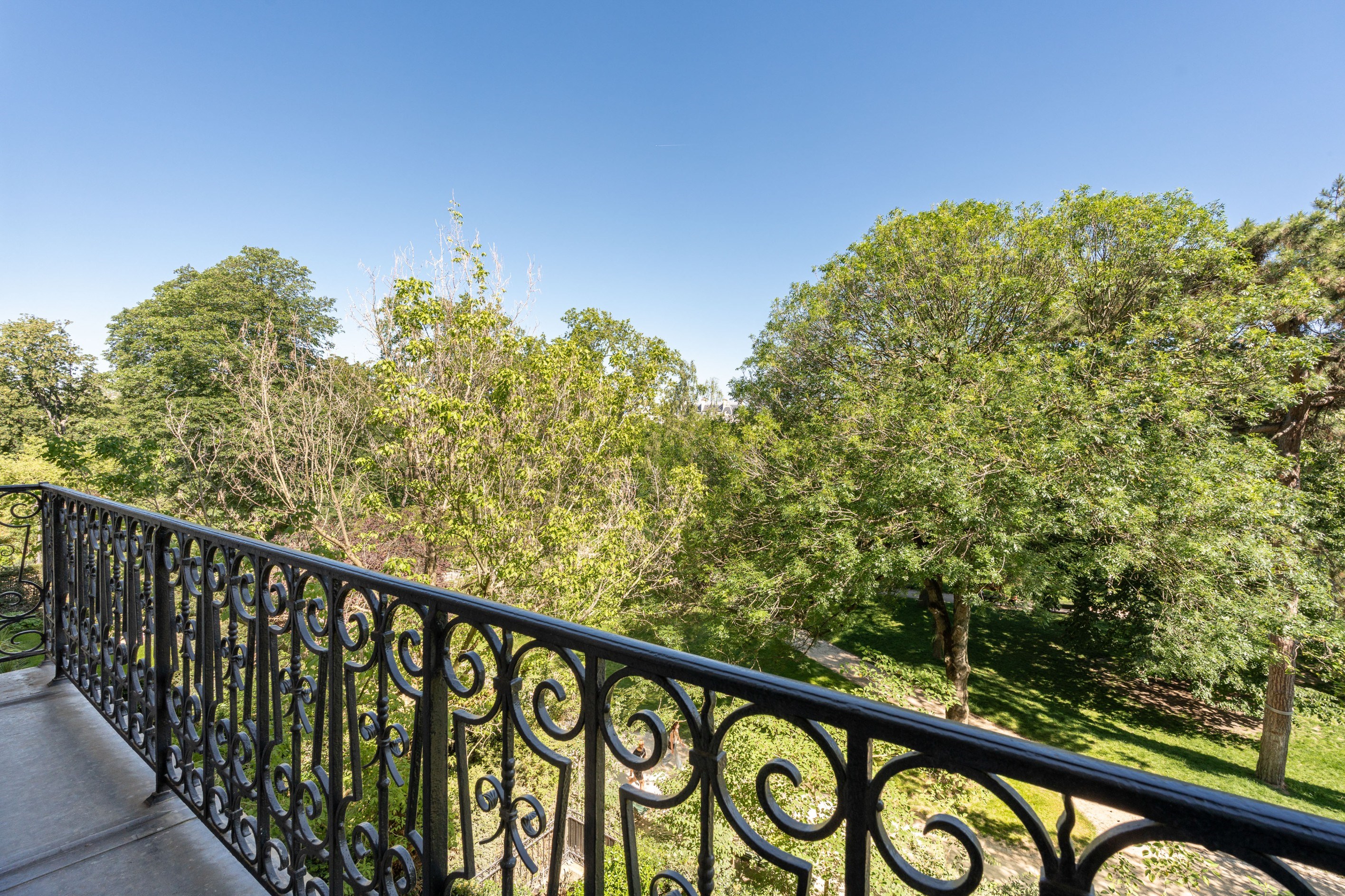  Private mansion between a ceremonial courtyard and a garden opening onto Parc M… - 物件實景