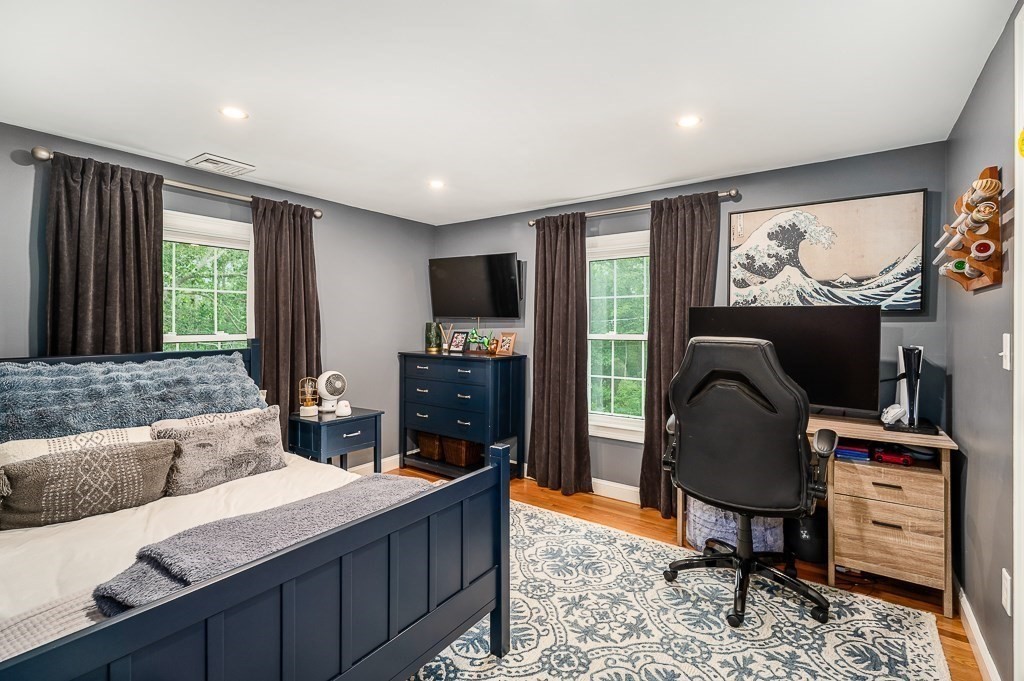 Manchester, Massachusetts, 01944, United States, 4 Bedrooms Bedrooms, ,3 BathroomsBathrooms,Residential,For Sale,1938822