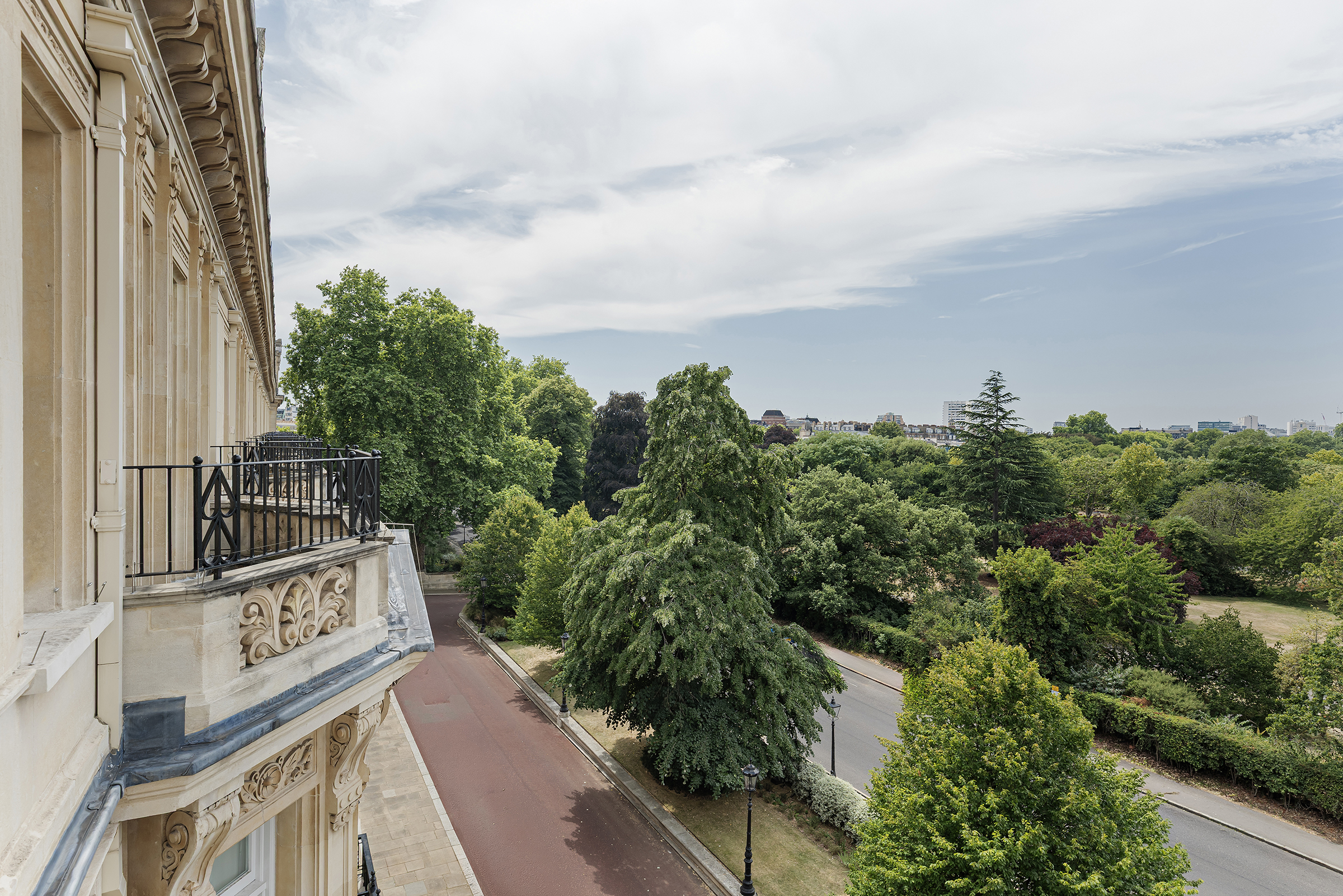  A Grand Triplex Apartment Overlooking Regent