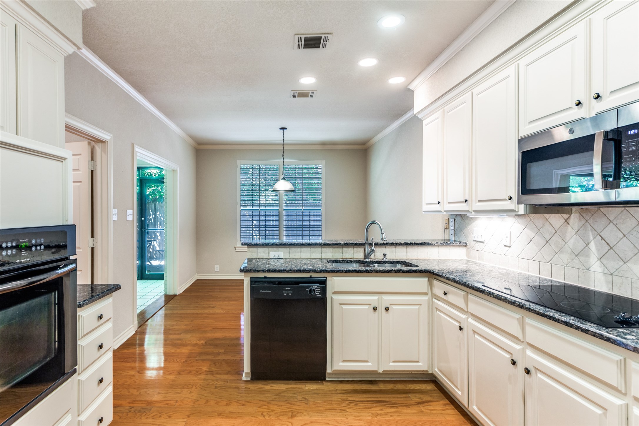 Fort Worth, Texas, 76109, United States, 3 Bedrooms Bedrooms, ,2 BathroomsBathrooms,Residential,For Sale,1918237