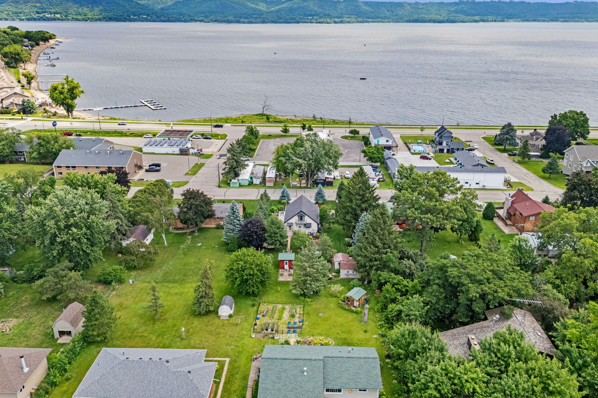  Scenic Chalet Retreat with Unforgettable Lake Pepin Views - 物件實景
