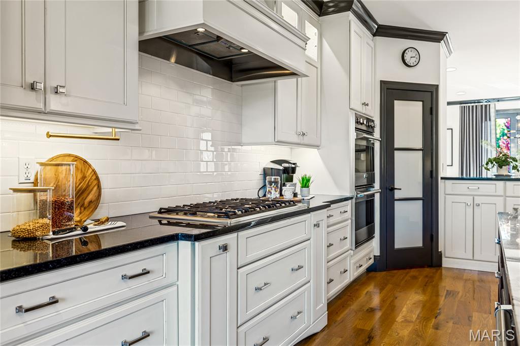 University City, Missouri, 63105, United States, 4 Bedrooms Bedrooms, ,5 BathroomsBathrooms,Residential,For Sale,1989585