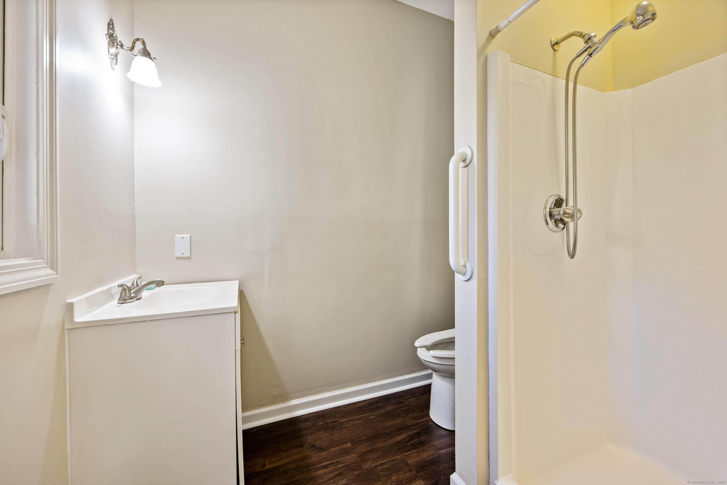 West Hartford, Connecticut, 06117, United States, 3 Bedrooms Bedrooms, ,3 BathroomsBathrooms,Residential,For Sale,1980487