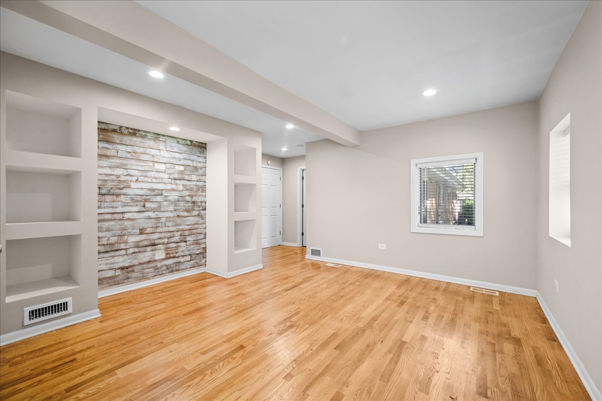 Prospect Heights, Illinois, 60070, United States, 4 Bedrooms Bedrooms, ,2 BathroomsBathrooms,Residential,For Sale,1968626