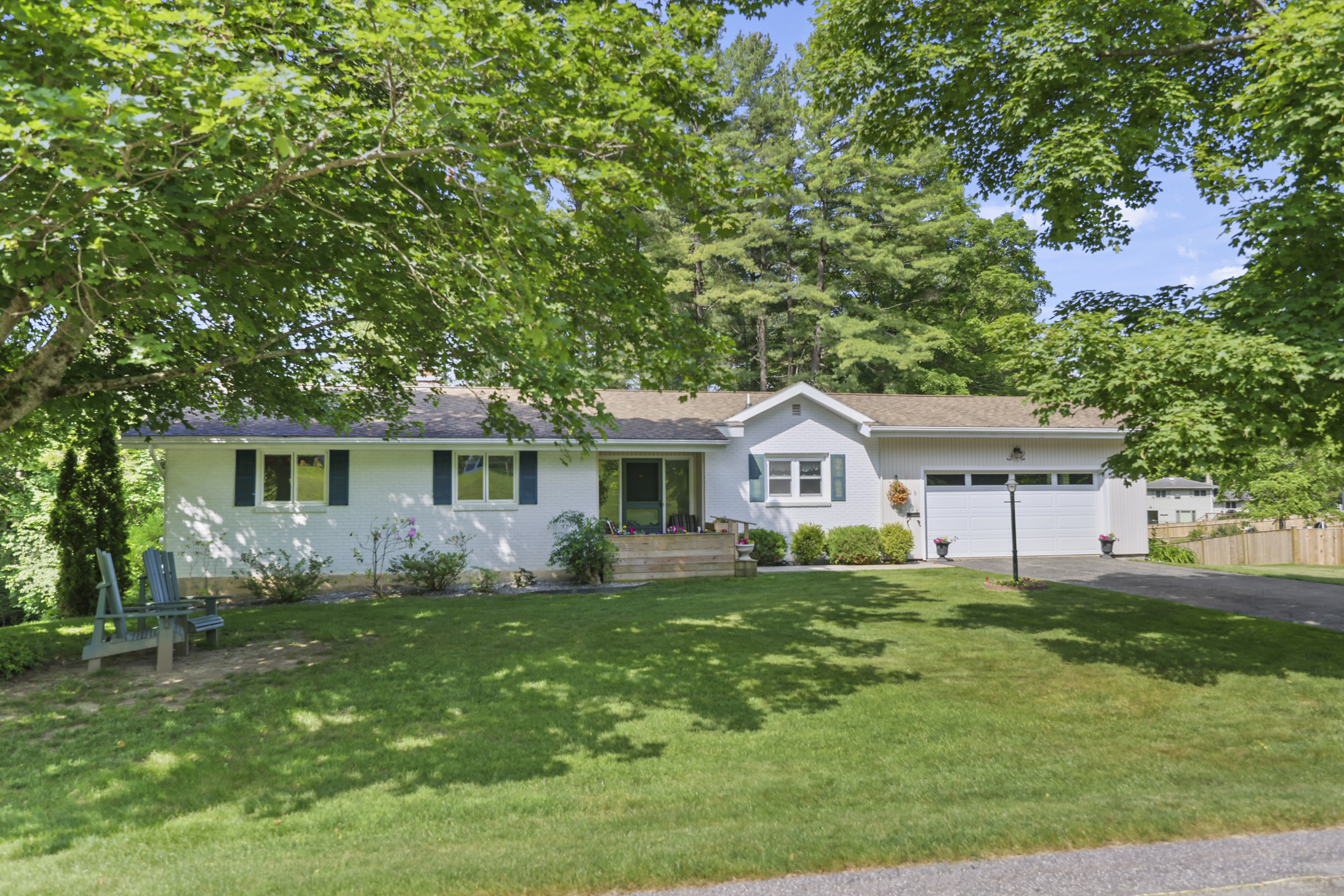  Immaculate 4 Bed Ranch with 3-Season Porch near Lake Onota - 物件實景