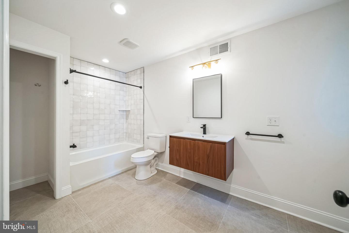 Philadelphia, Pennsylvania, 19130, United States, 4 Bedrooms Bedrooms, ,3 BathroomsBathrooms,Residential,For Sale,1949976