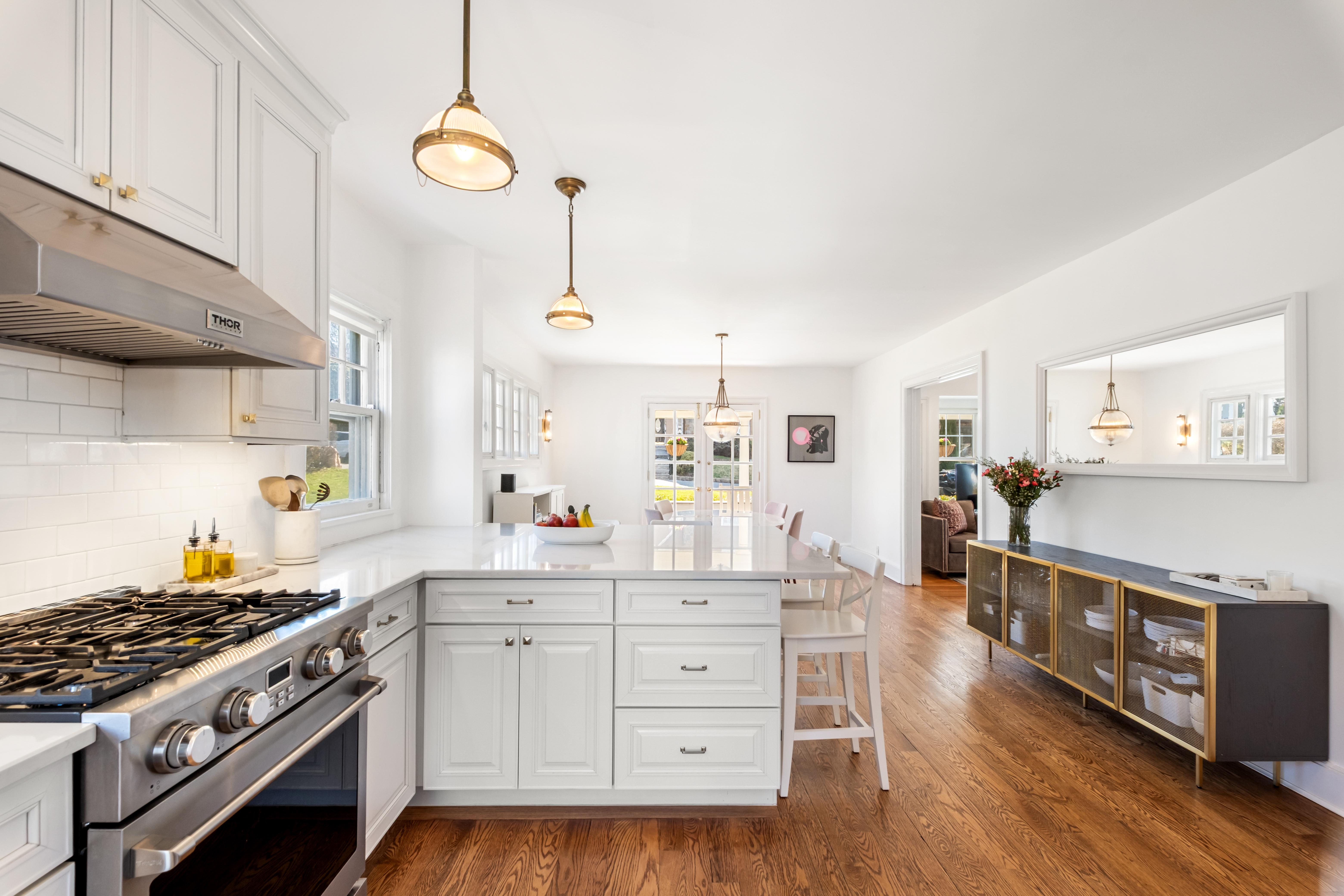  a gracious, fully-updated home where  every detail has been considered. - 物件實景