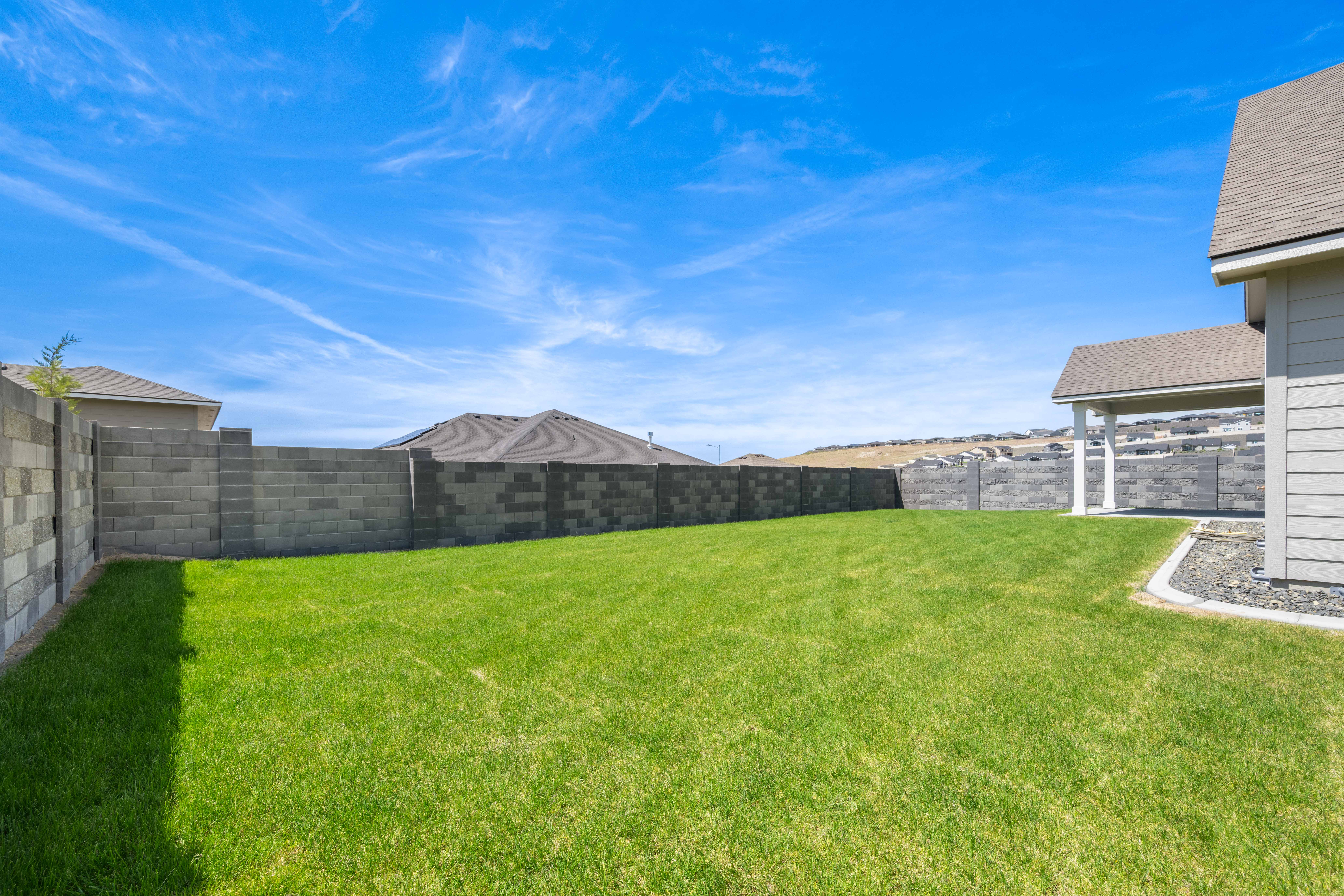  Full Block Wall Fencing & Extra Parking - 物件實景