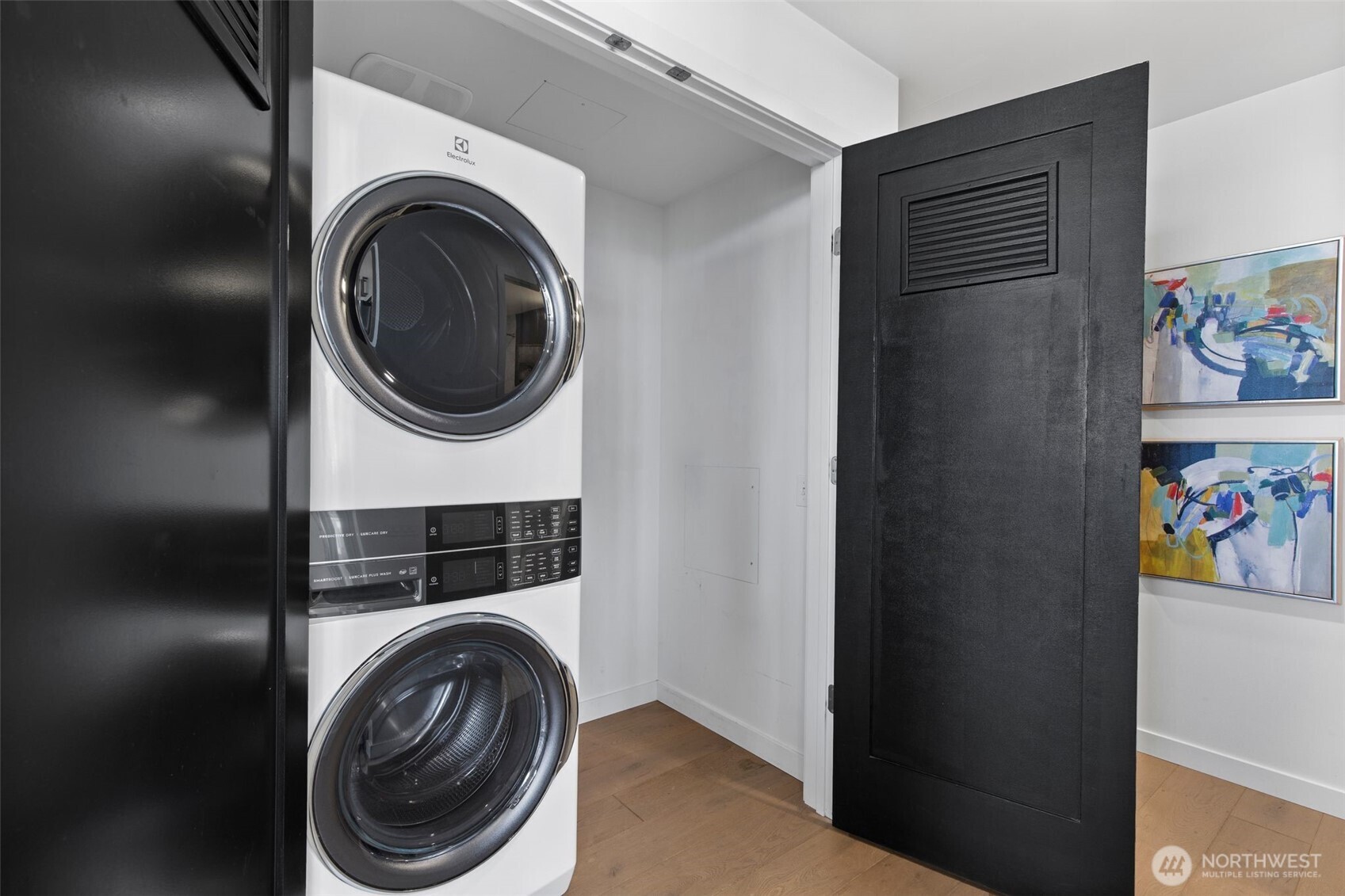 Seattle, Washington, 98101, United States, 2 Bedrooms Bedrooms, ,1 BathroomBathrooms,Residential,For Sale,1897094