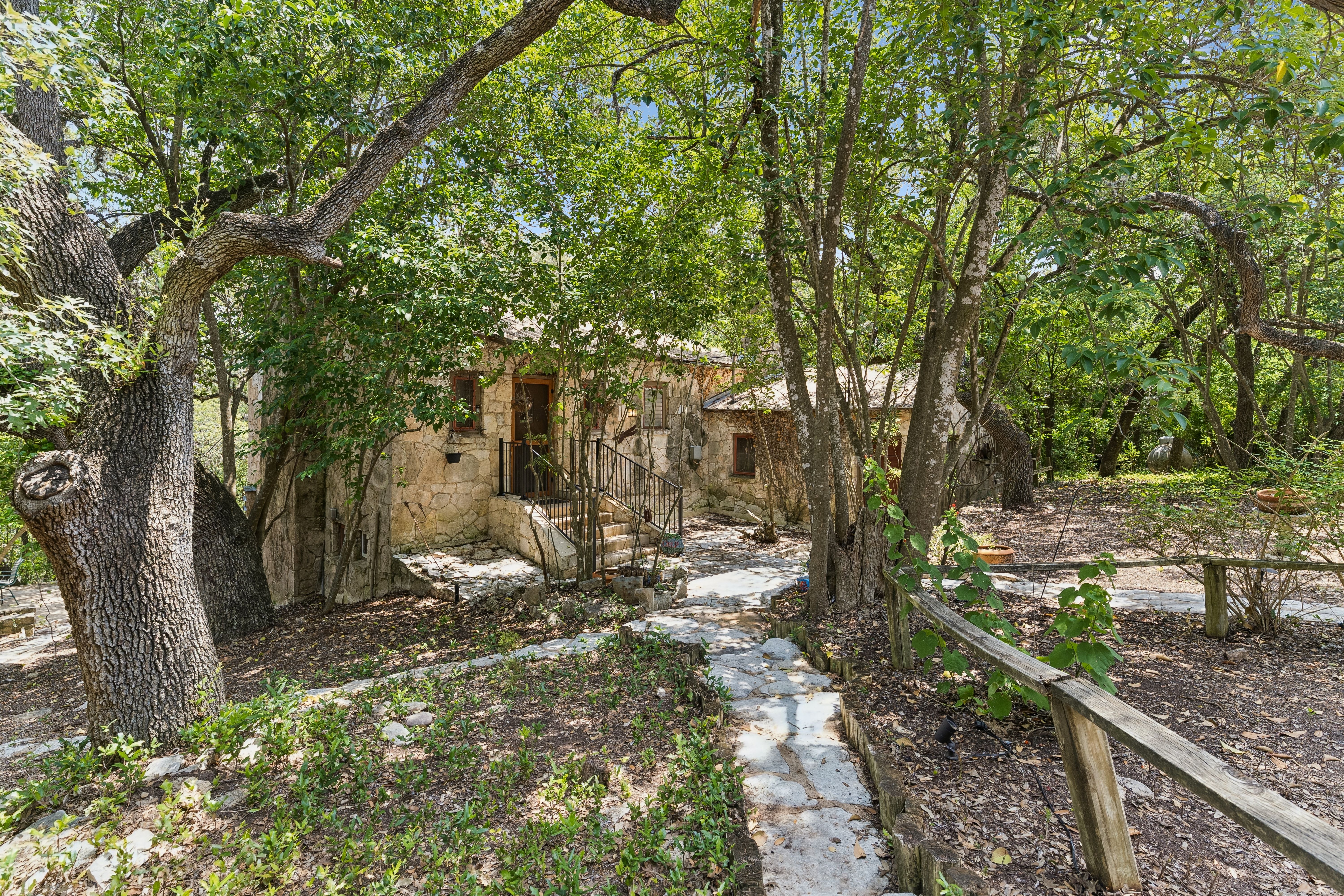 Spanish-Style Historic Woodland Retreat in Helotes - 物件實景
