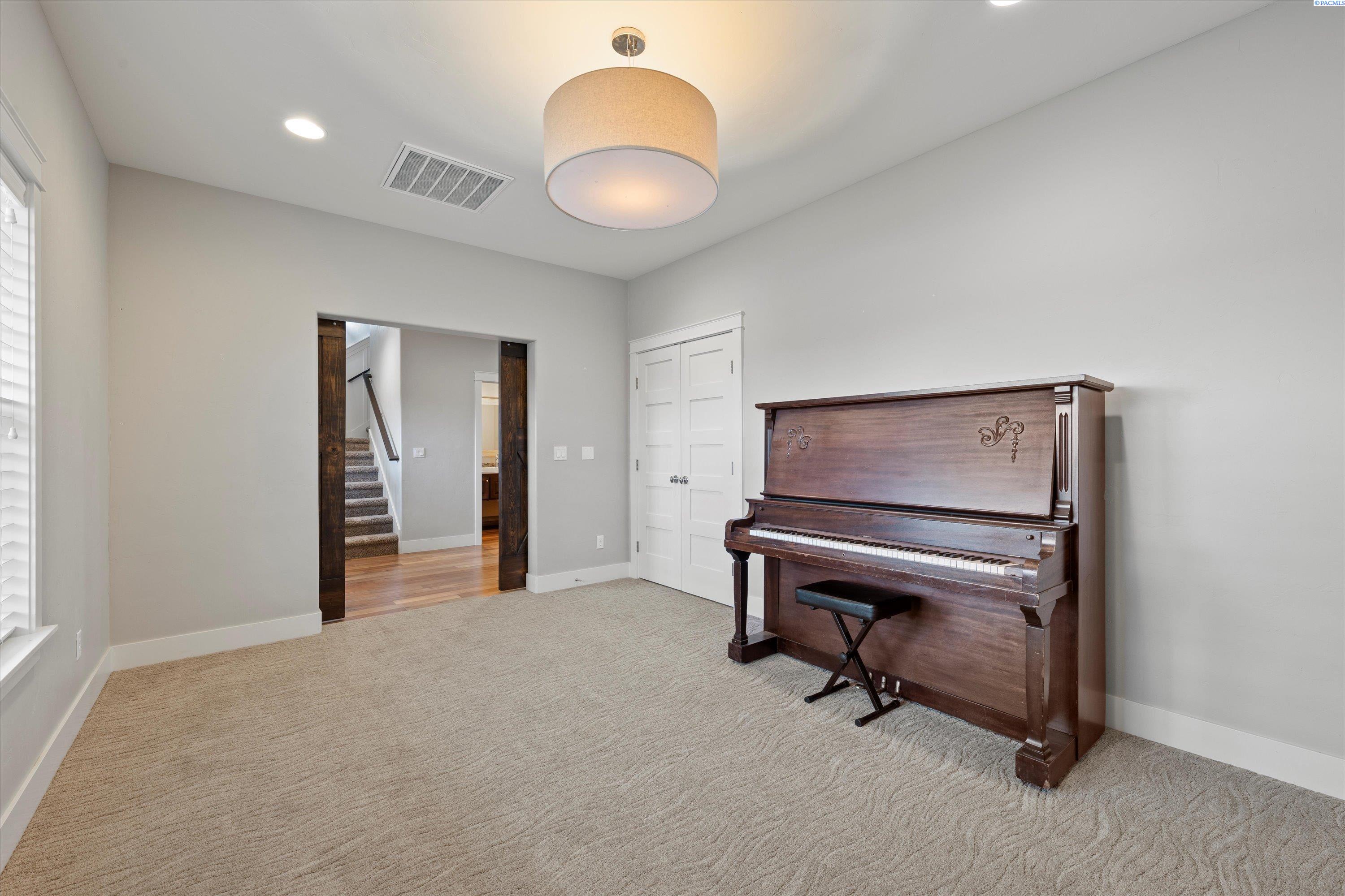 Richland, Washington, 99352, United States, 5 Bedrooms Bedrooms, ,3 BathroomsBathrooms,Residential,For Sale,1987518