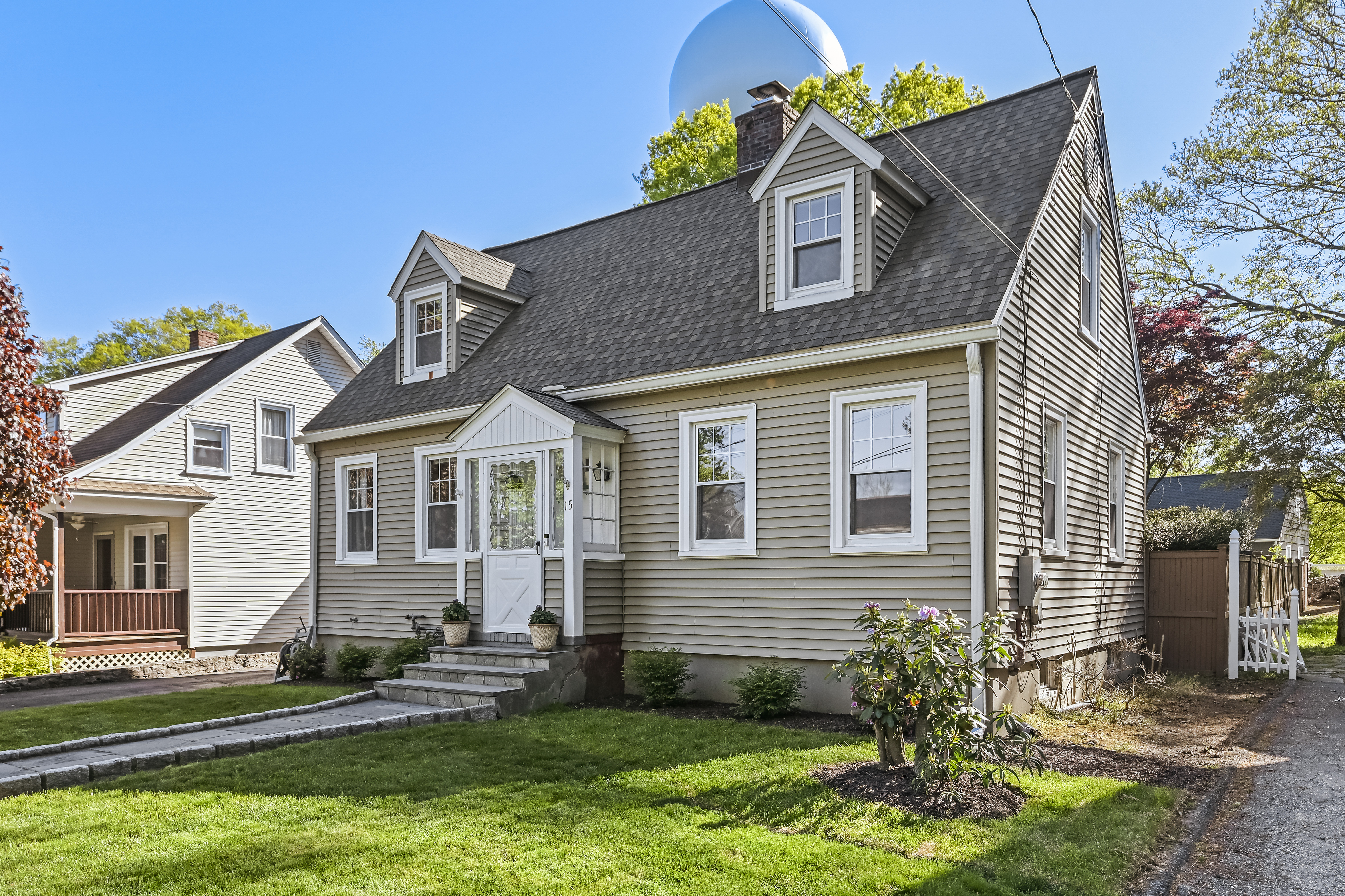  Cape Cod Style Home in Desirable Brookside Neighborhood - 物件實景