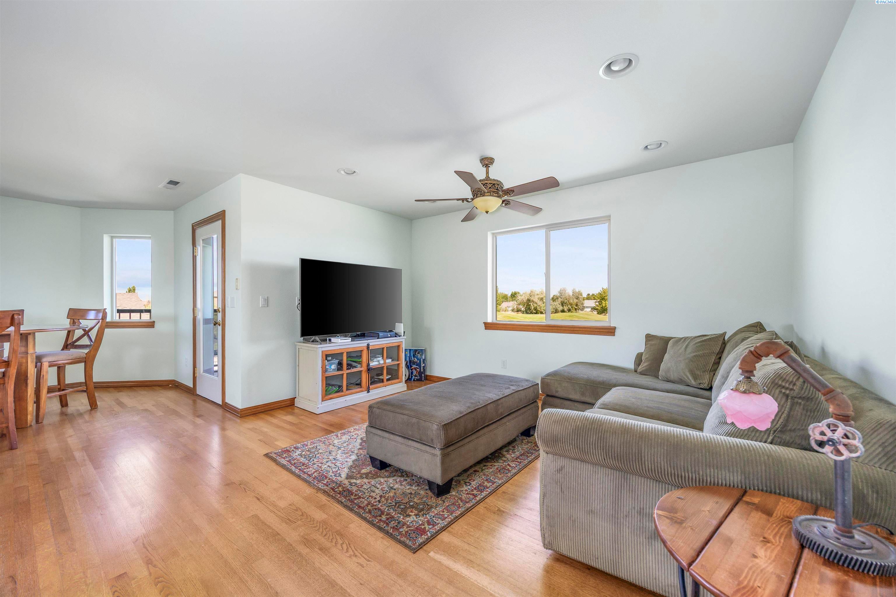 Richland, Washington, 99354, United States, 4 Bedrooms Bedrooms, ,3 BathroomsBathrooms,Residential,For Sale,1998079