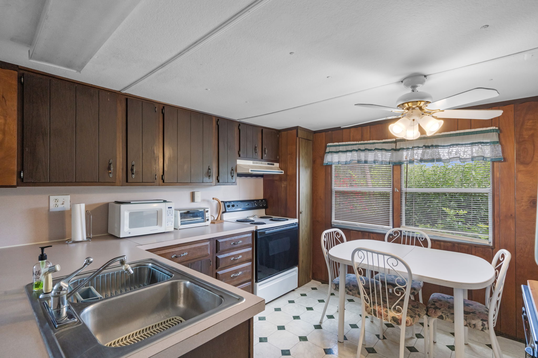 LAKE WALES, Florida, 33898, United States, 6 Bedrooms Bedrooms, ,5 BathroomsBathrooms,Residential,For Sale,1974565