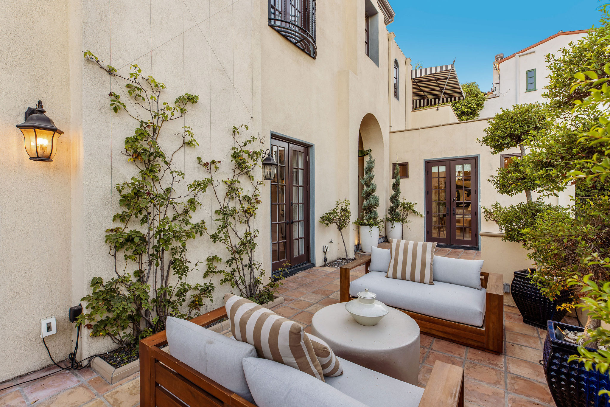  Romantic Spanish Retreat in Whitley Heights - 物件實景