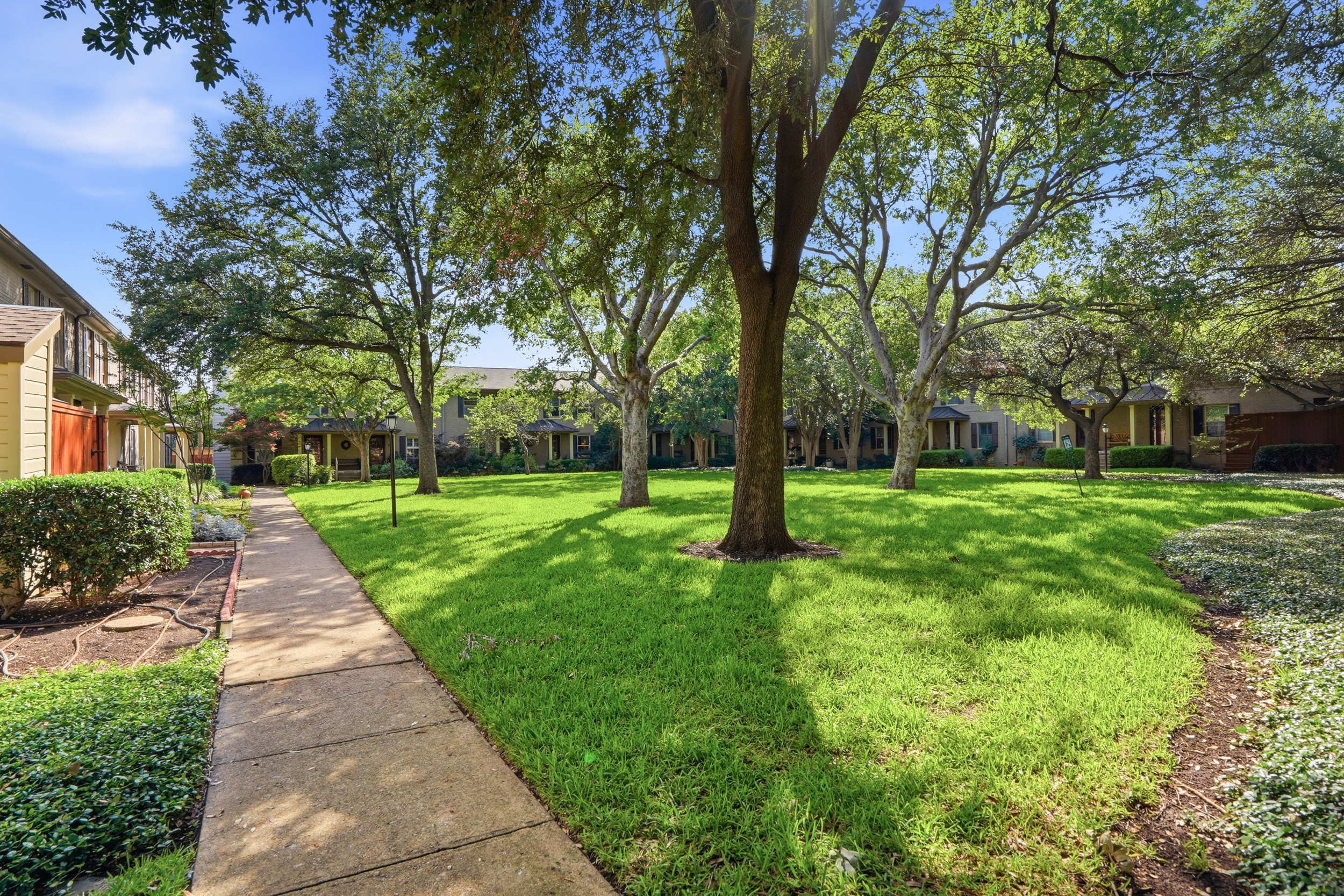  Rare Corner Unit Overlooking the Greenbelt in Sought-After Bordeaux Village - 物件實景