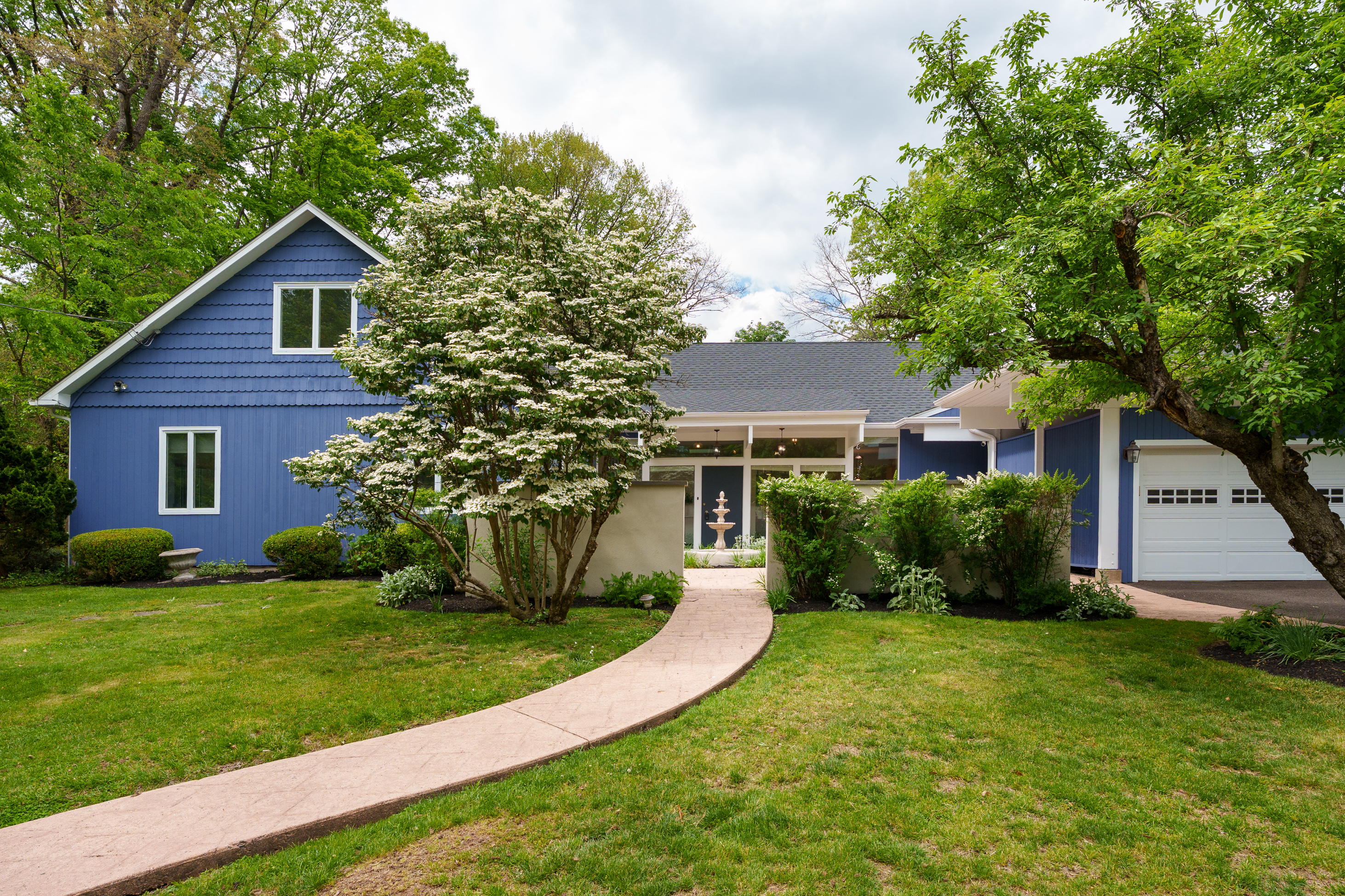  Coveted Western Section Mid-Century Modern Home with an Adaptable Floor Plan - 物件實景