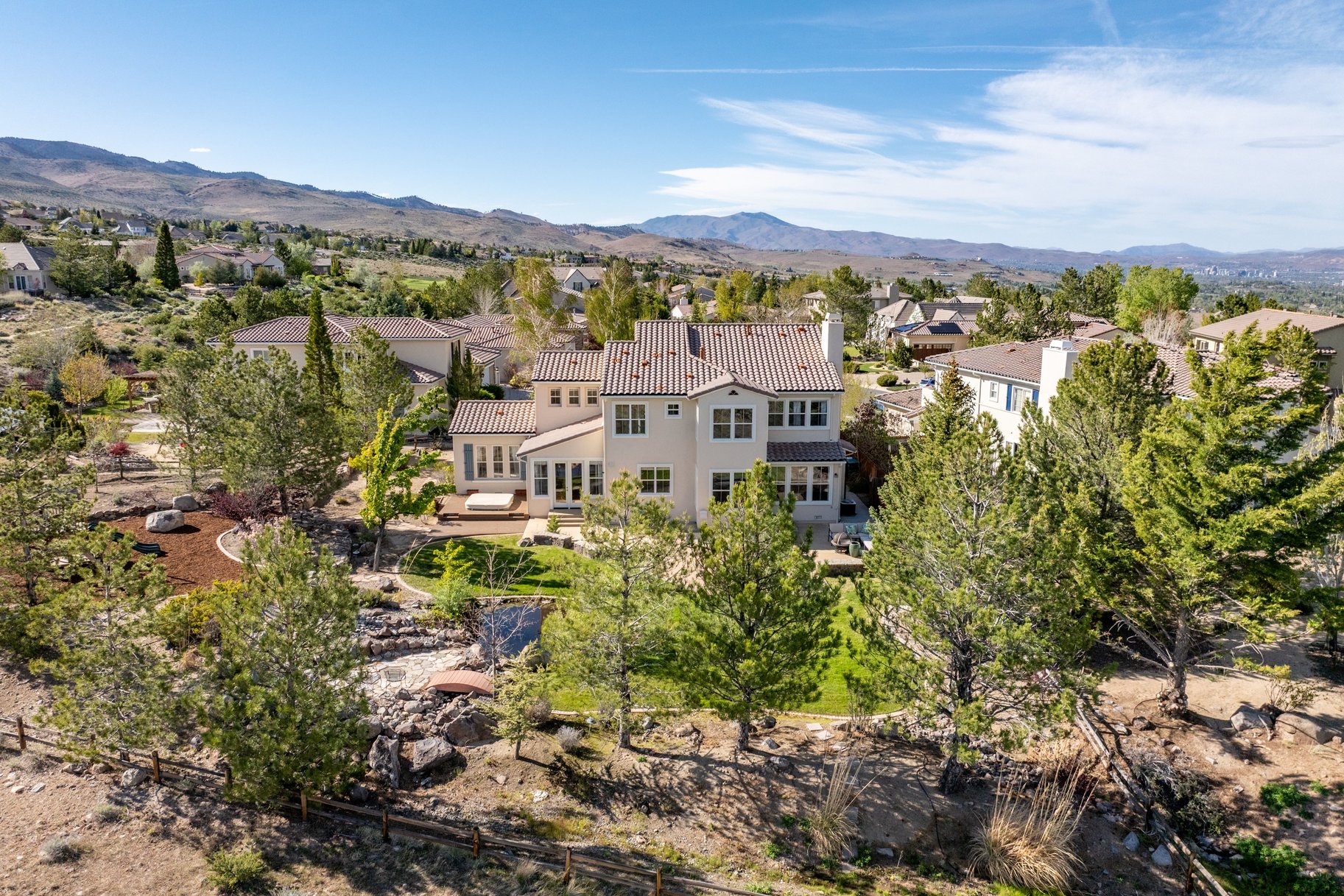  Spacious Retreat with Panoramic Views in a Premiere Gated Community - 物件實景