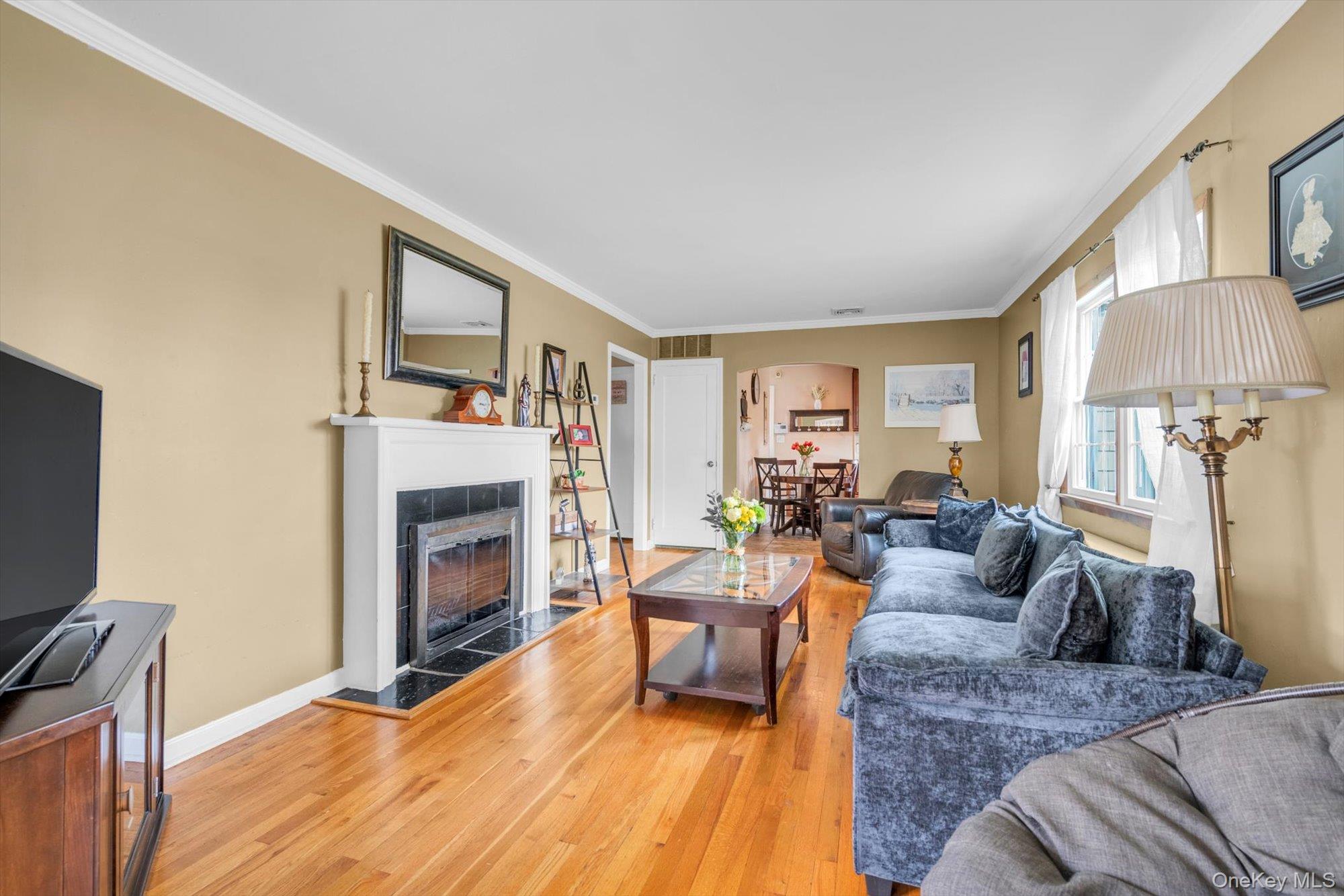 Hicksville, New York, 11801, United States, 3 Bedrooms Bedrooms, ,2 BathroomsBathrooms,Residential,For Sale,1950736