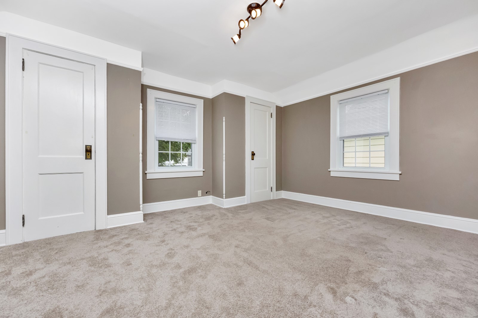 Queens Village, New York, 11428, United States, 2 Bedrooms Bedrooms, ,2 BathroomsBathrooms,Residential,For Sale,1987931