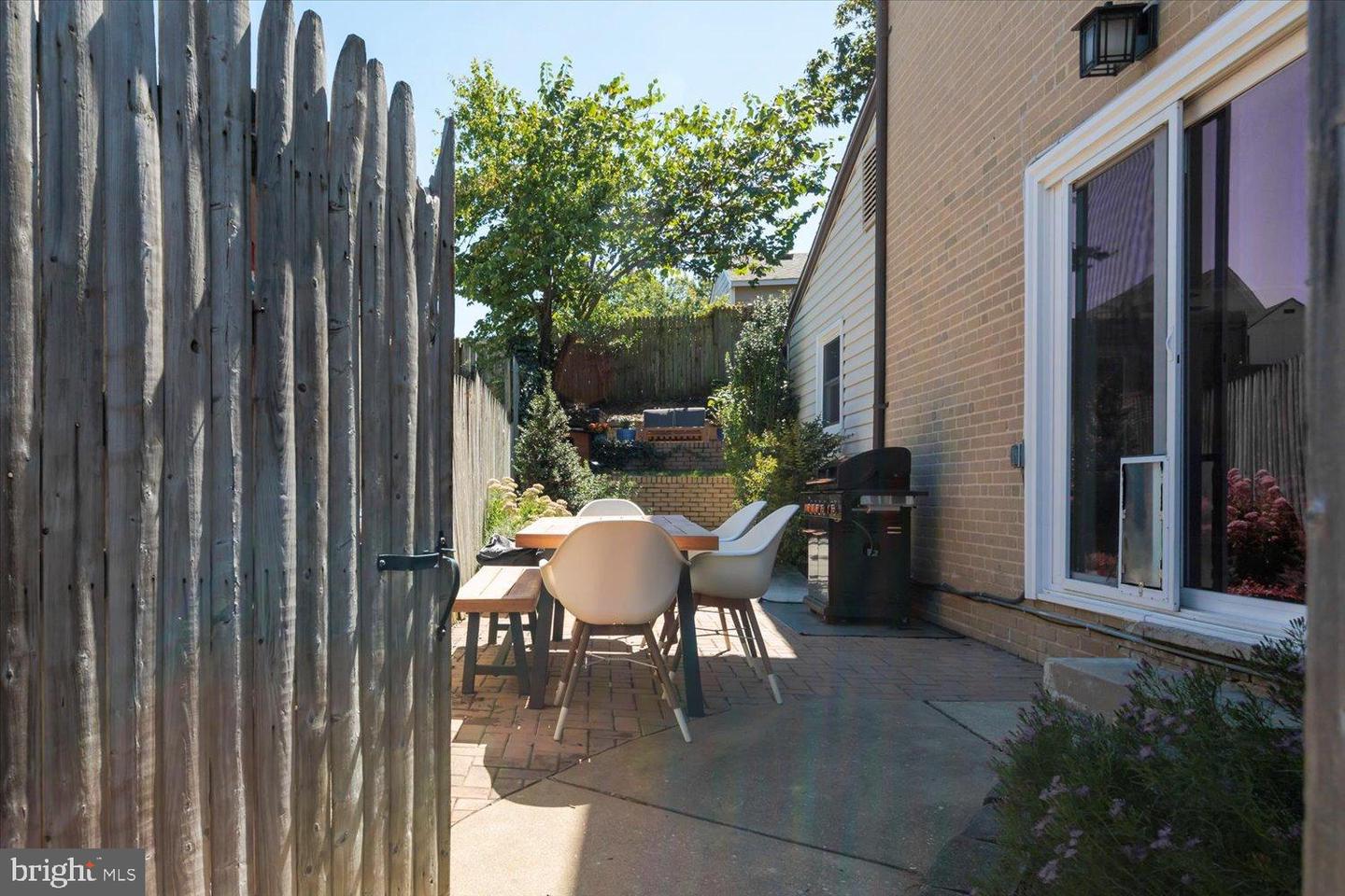 Arlington, Virginia, 22204, United States, 2 Bedrooms Bedrooms, ,1 BathroomBathrooms,Residential,For Sale,1951010