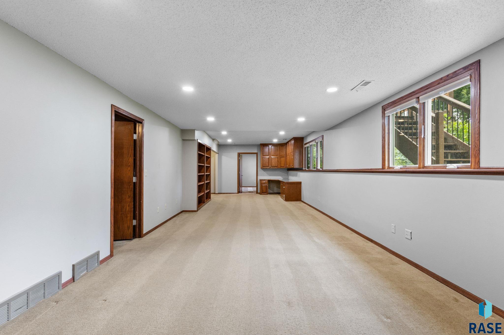 Sioux Falls, South Dakota, 57103, United States, 5 Bedrooms Bedrooms, ,2 BathroomsBathrooms,Residential,For Sale,1908912